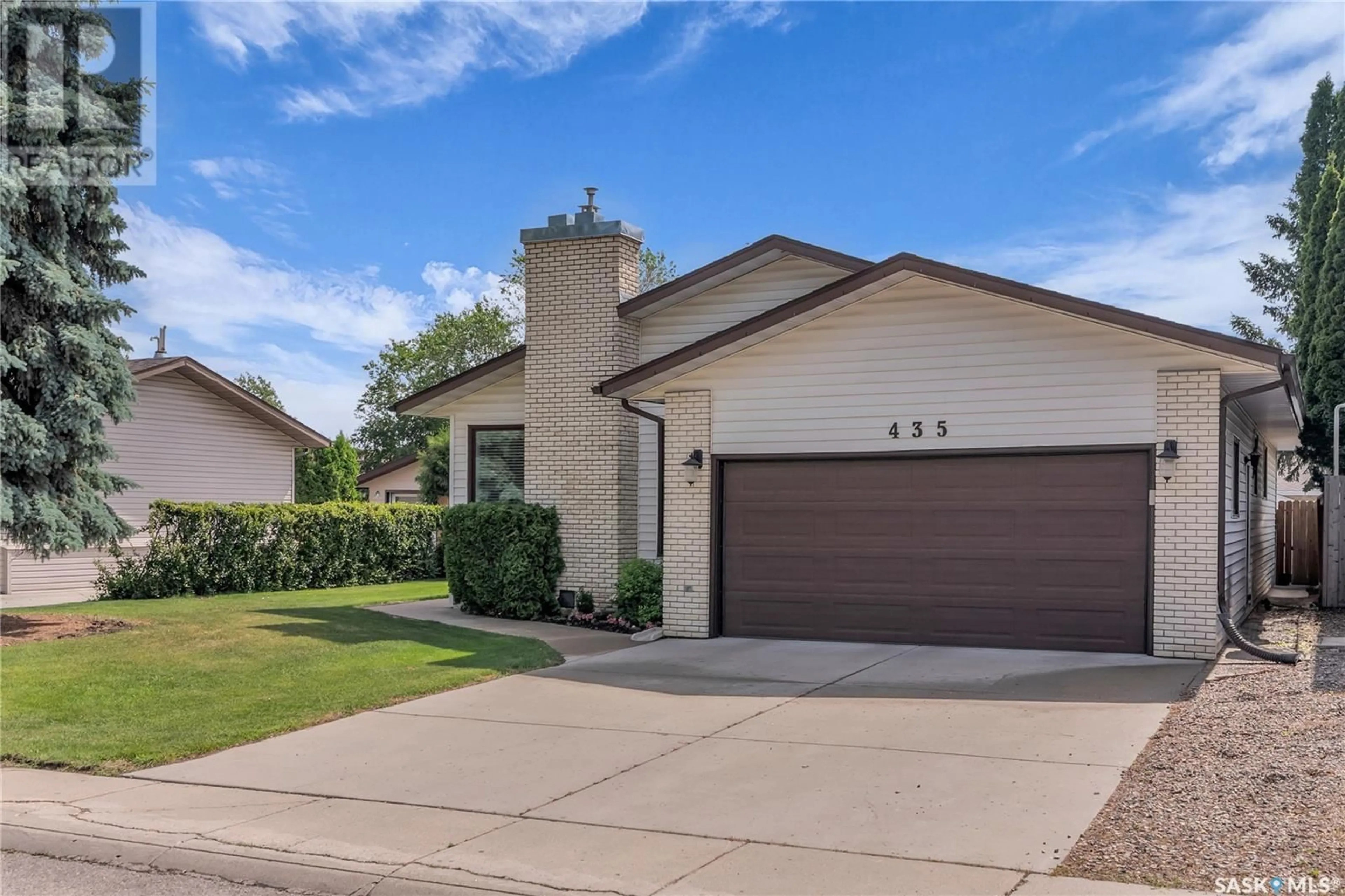 Home with vinyl exterior material, street for 435 SYLVIAN CRESCENT, Saskatoon Saskatchewan S7H5E8