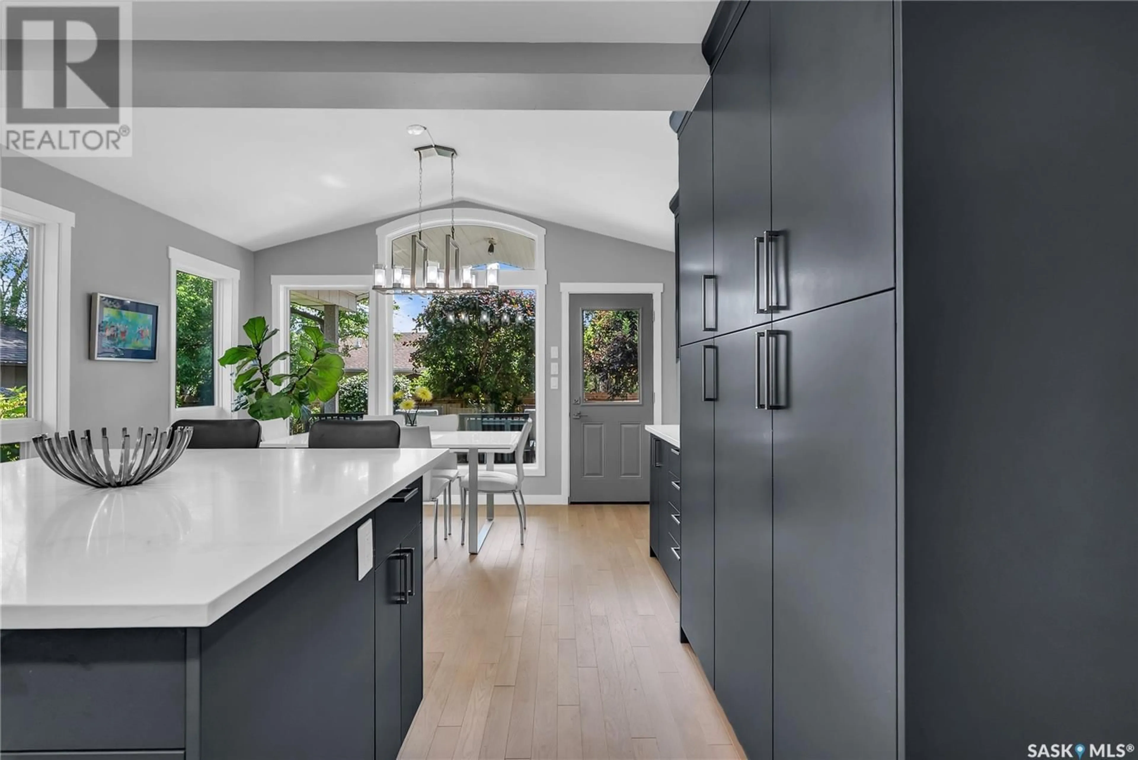 Contemporary kitchen, ceramic/tile floor for 435 SYLVIAN CRESCENT, Saskatoon Saskatchewan S7H5E8
