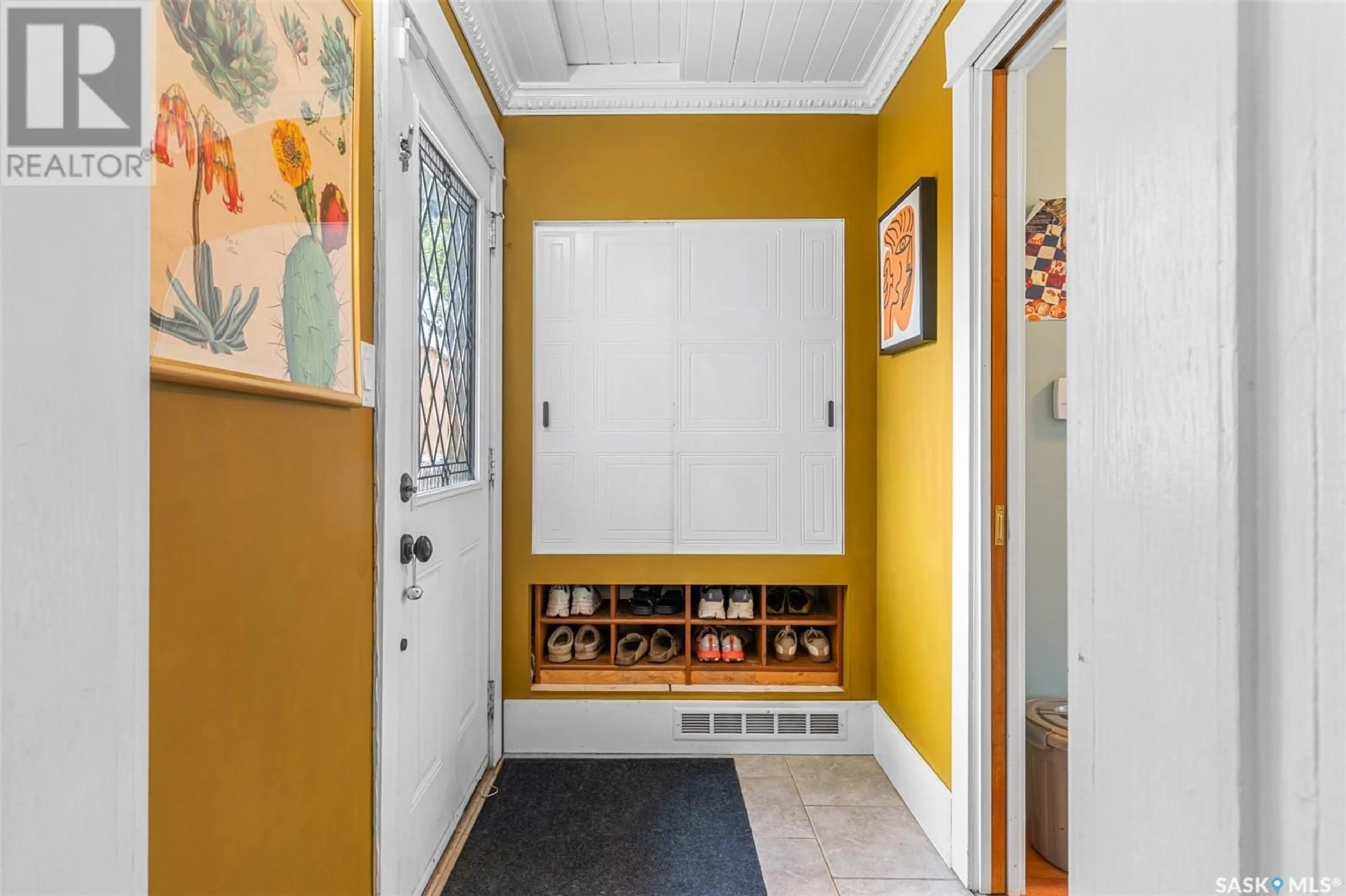 Indoor entryway for 612 5TH AVENUE, Saskatoon Saskatchewan S7K2R4