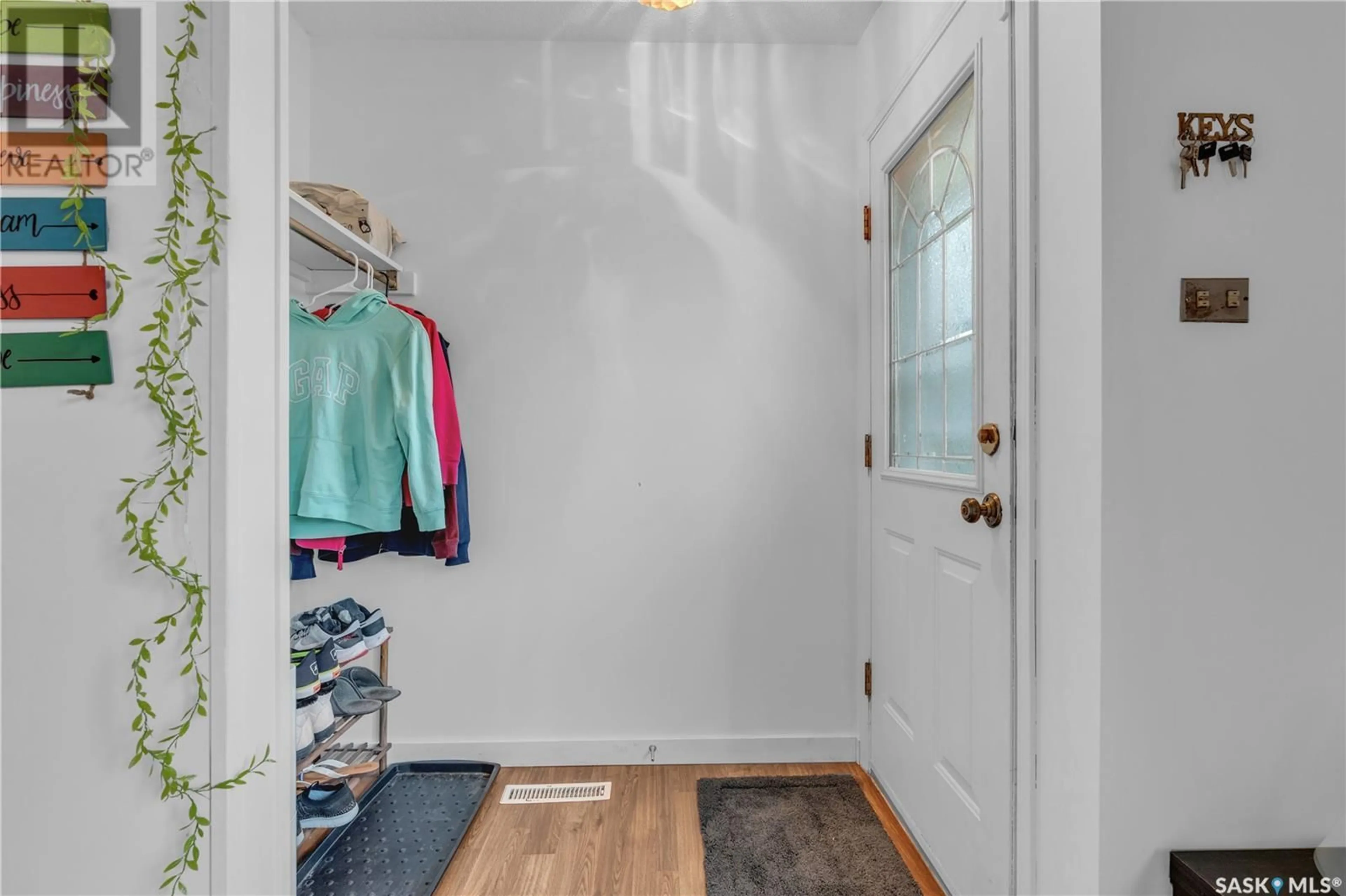 Indoor entryway for 54 MACKIE CRESCENT, Saskatoon Saskatchewan S7L3V3