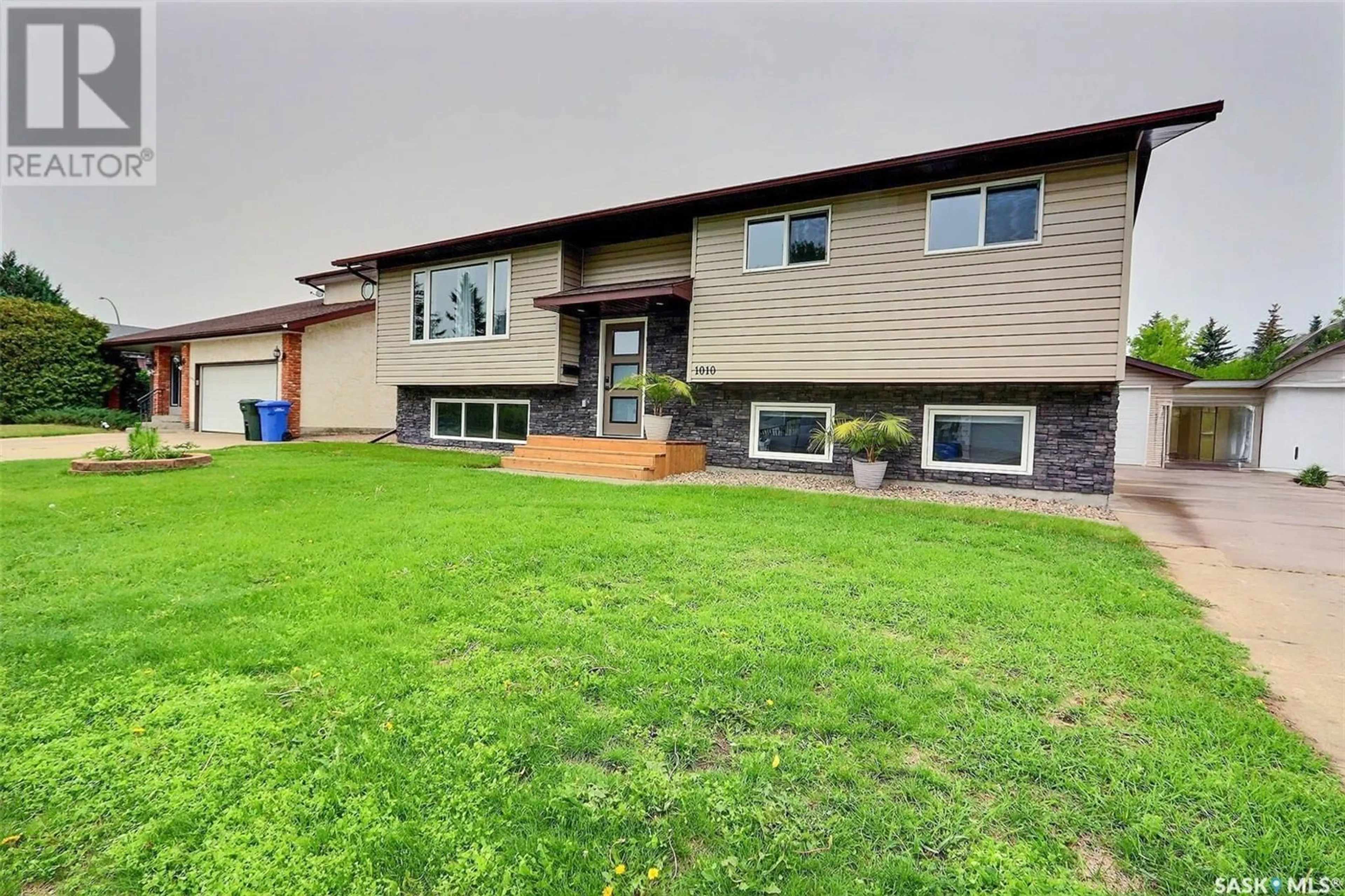 Home with vinyl exterior material, street for 1010 WYLLIE CRESCENT, Prince Albert Saskatchewan S6V6L8