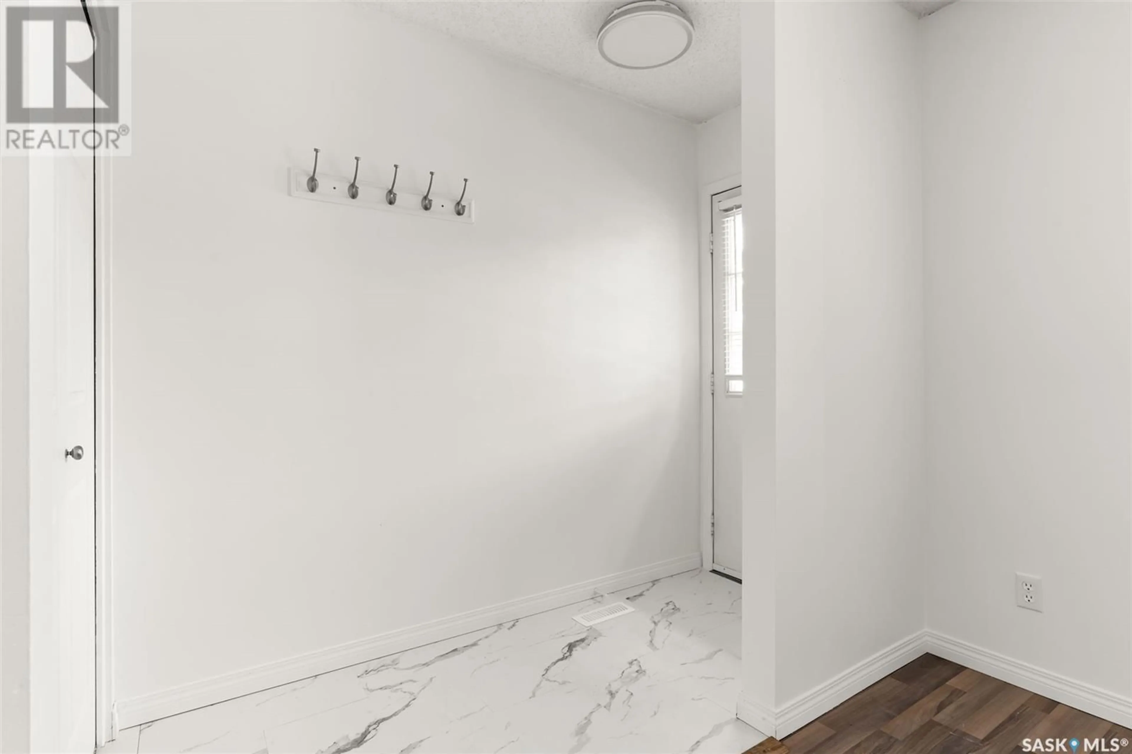 Indoor entryway for 2807 7TH AVENUE, Regina Saskatchewan S4N5N2