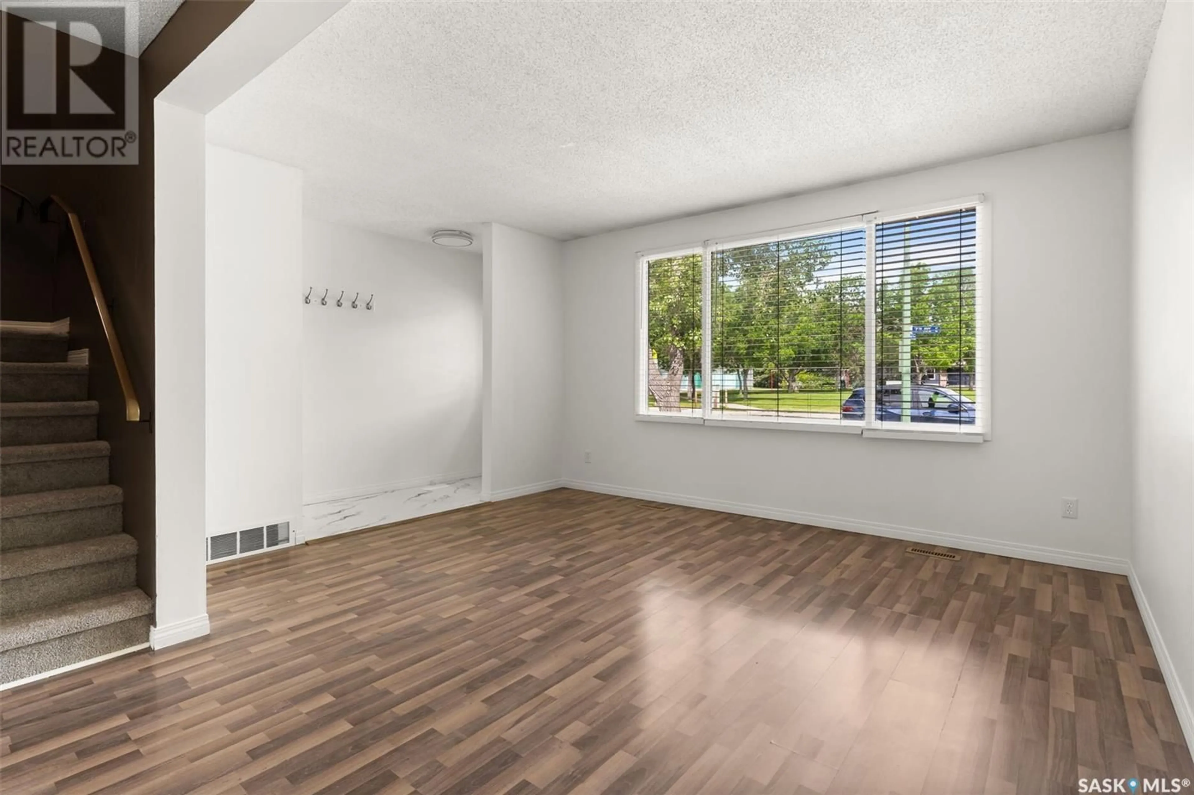 A pic of a room for 2807 7TH AVENUE, Regina Saskatchewan S4N5N2