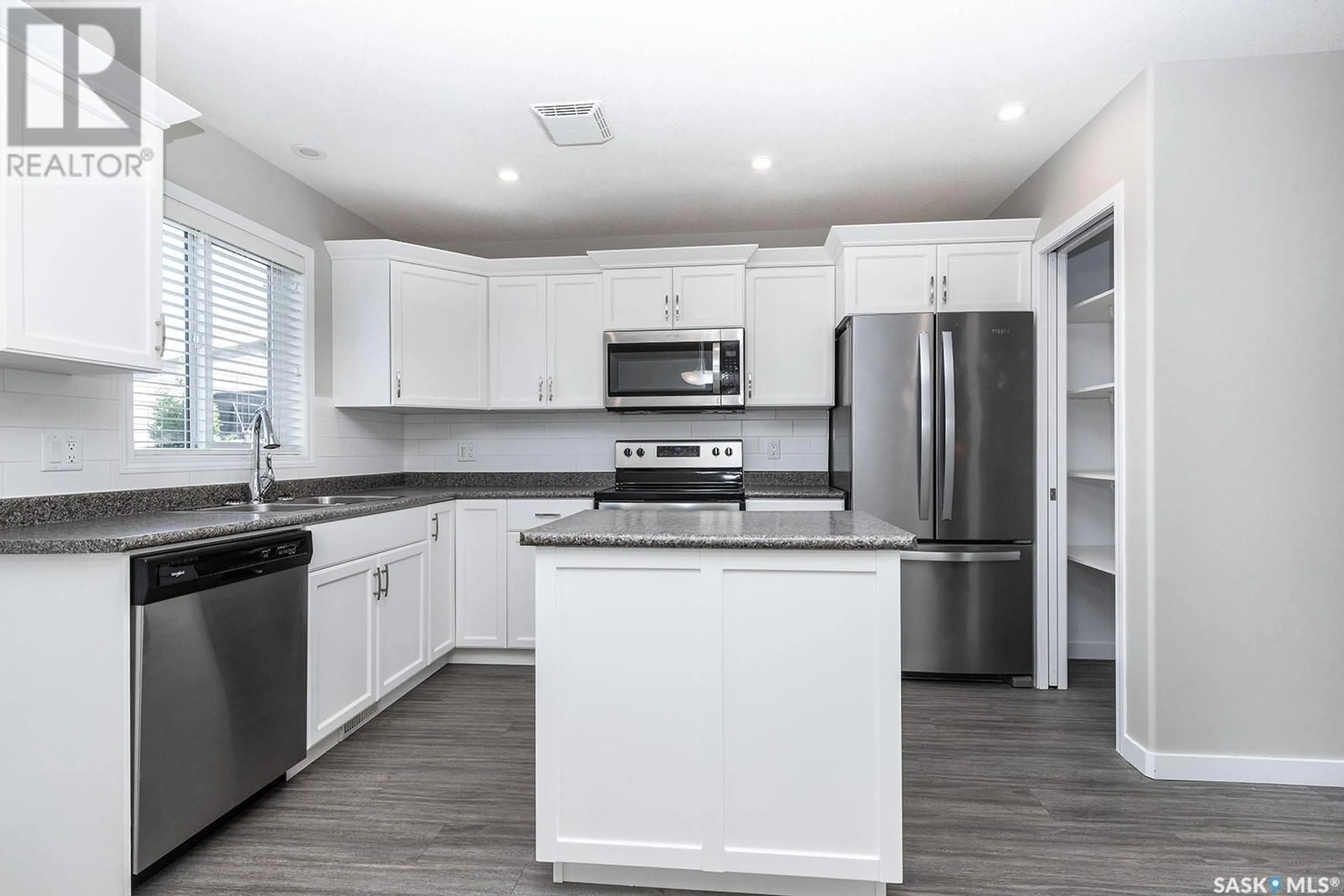 Open concept kitchen, unknown for 211 BLAKENEY CRESCENT, Saskatoon Saskatchewan S7L7N5