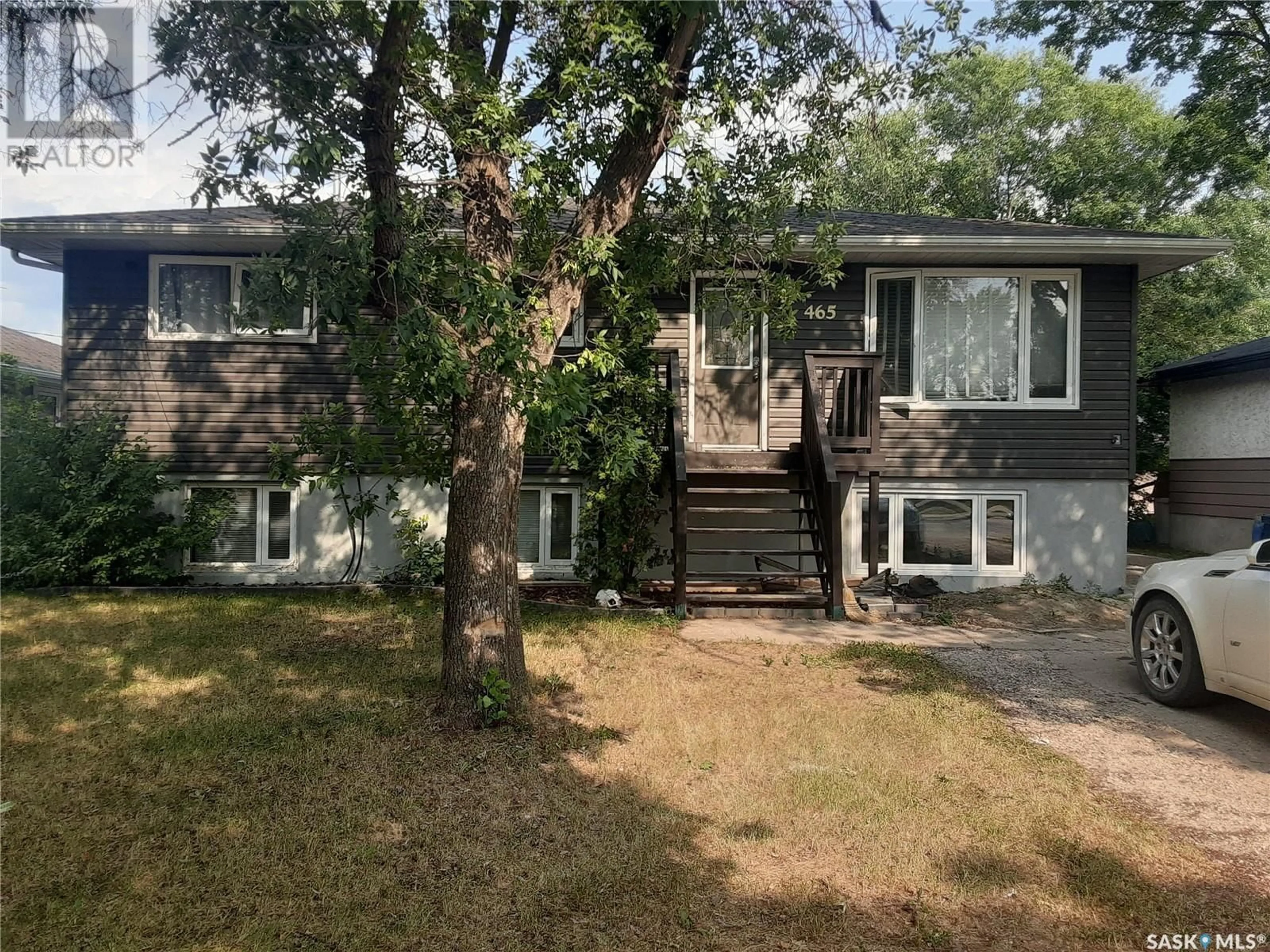 Home with vinyl exterior material, street for 465 7TH AVENUE, Swift Current Saskatchewan S9H3R1