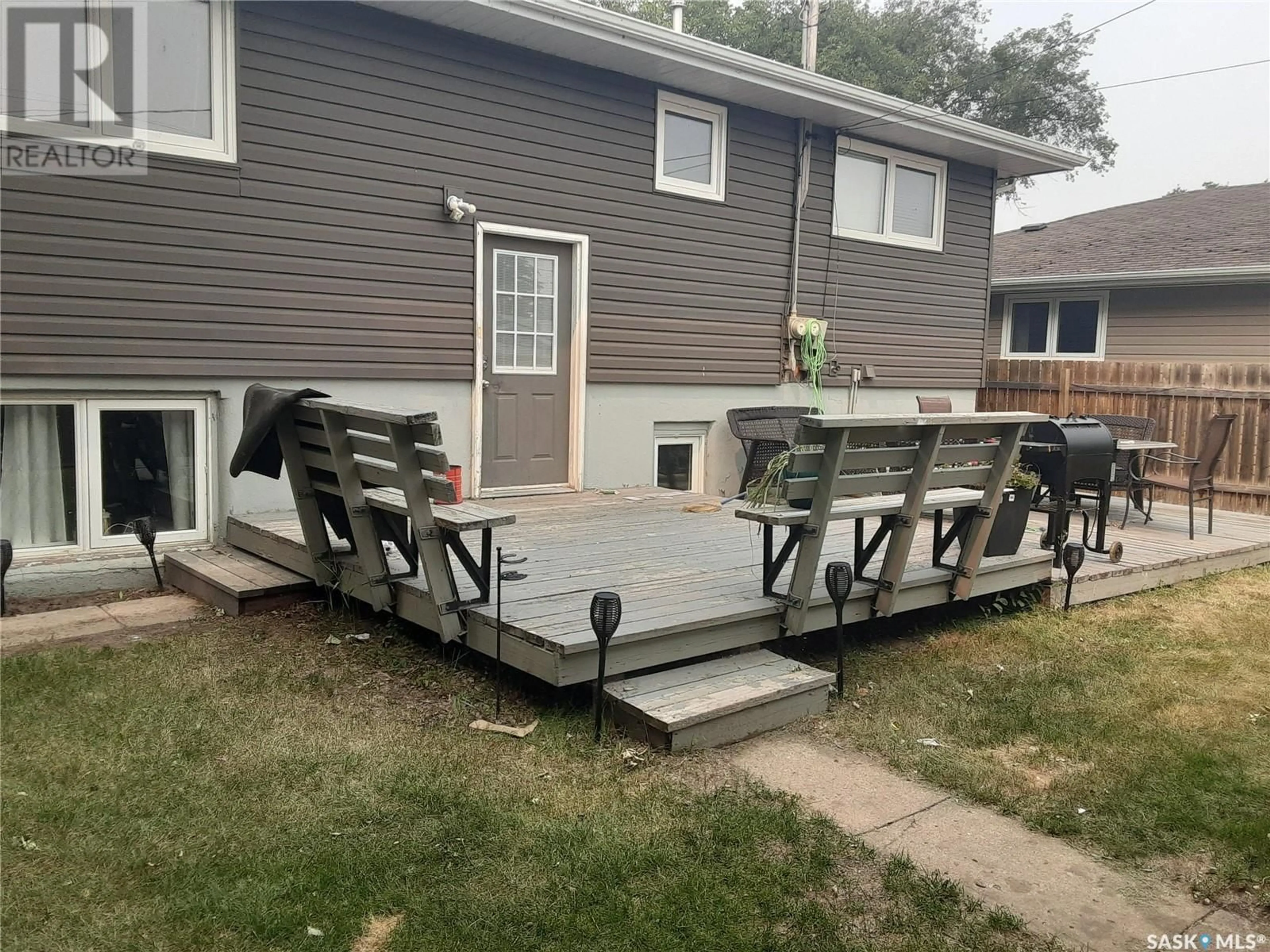 Patio, street for 465 7TH AVENUE, Swift Current Saskatchewan S9H3R1