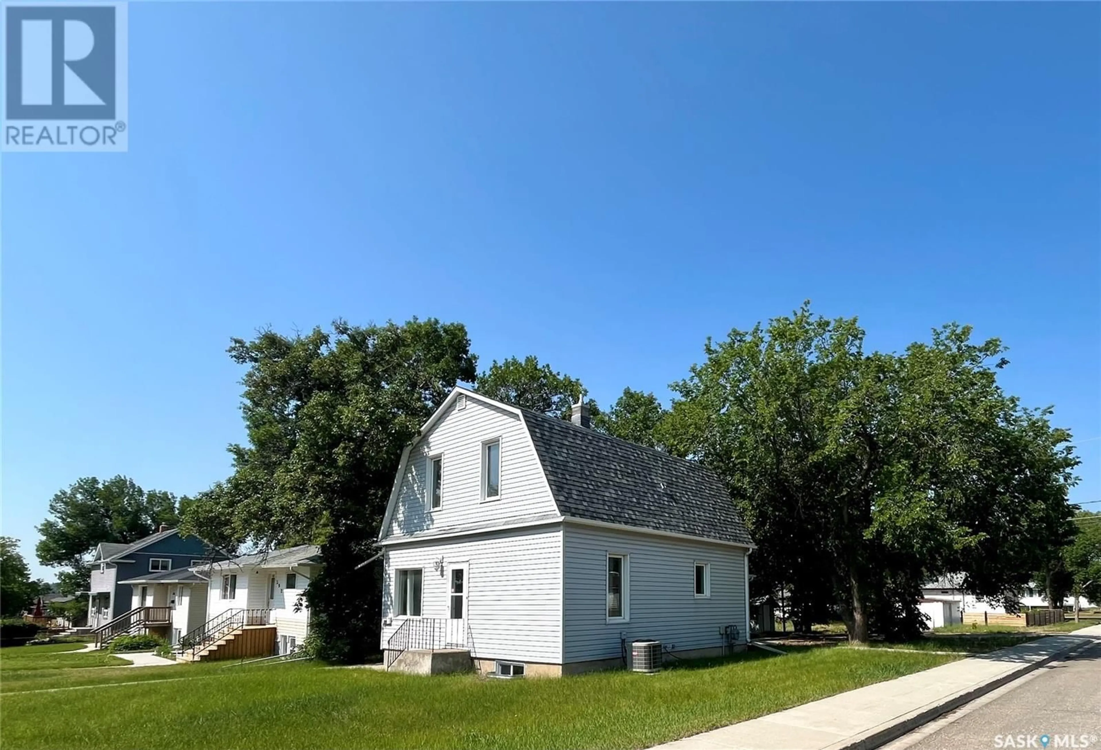 Home with vinyl exterior material, street for 398 8TH AVENUE, Swift Current Saskatchewan S9H0Z9