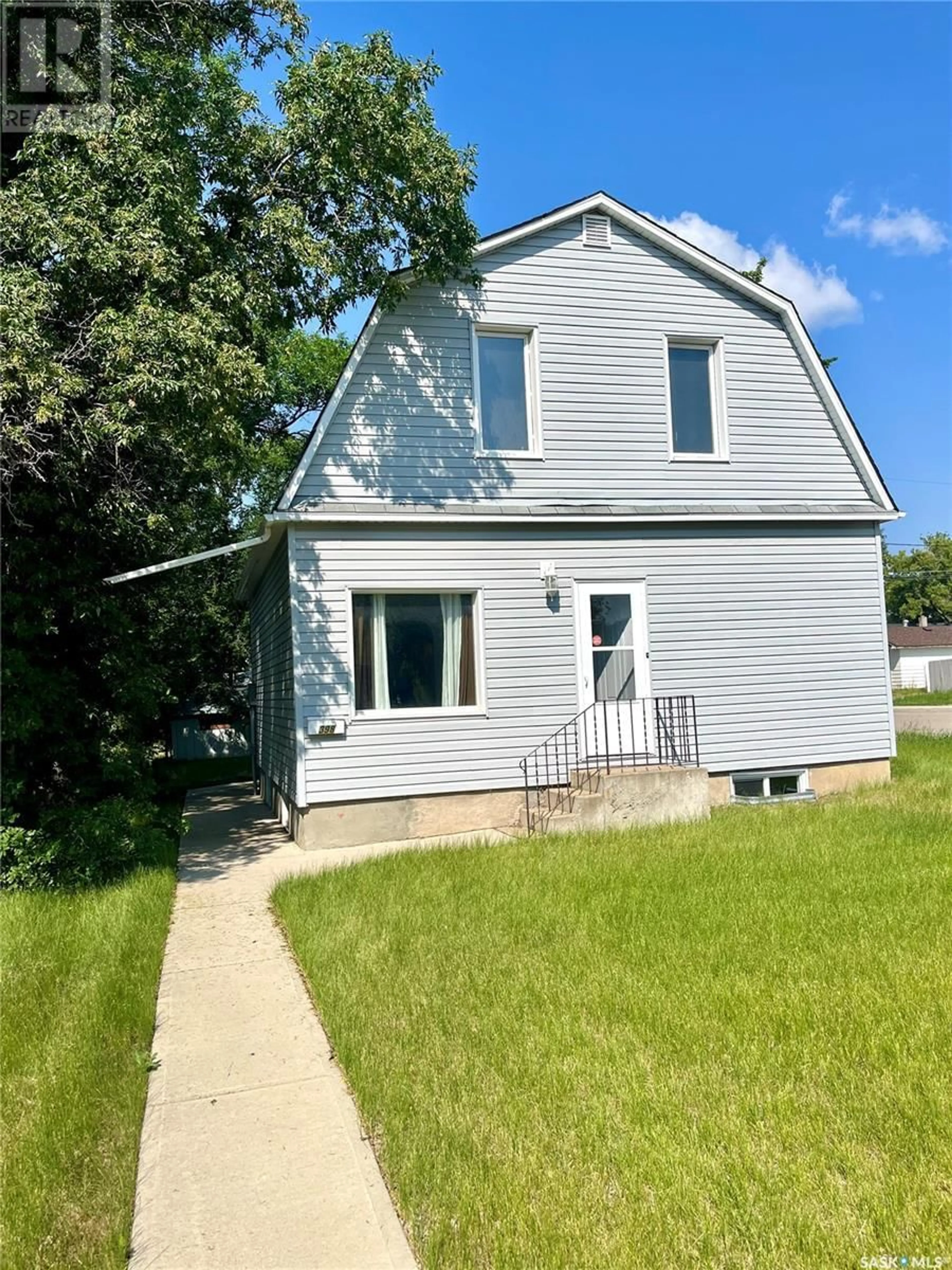 Home with vinyl exterior material, street for 398 8TH AVENUE, Swift Current Saskatchewan S9H0Z9