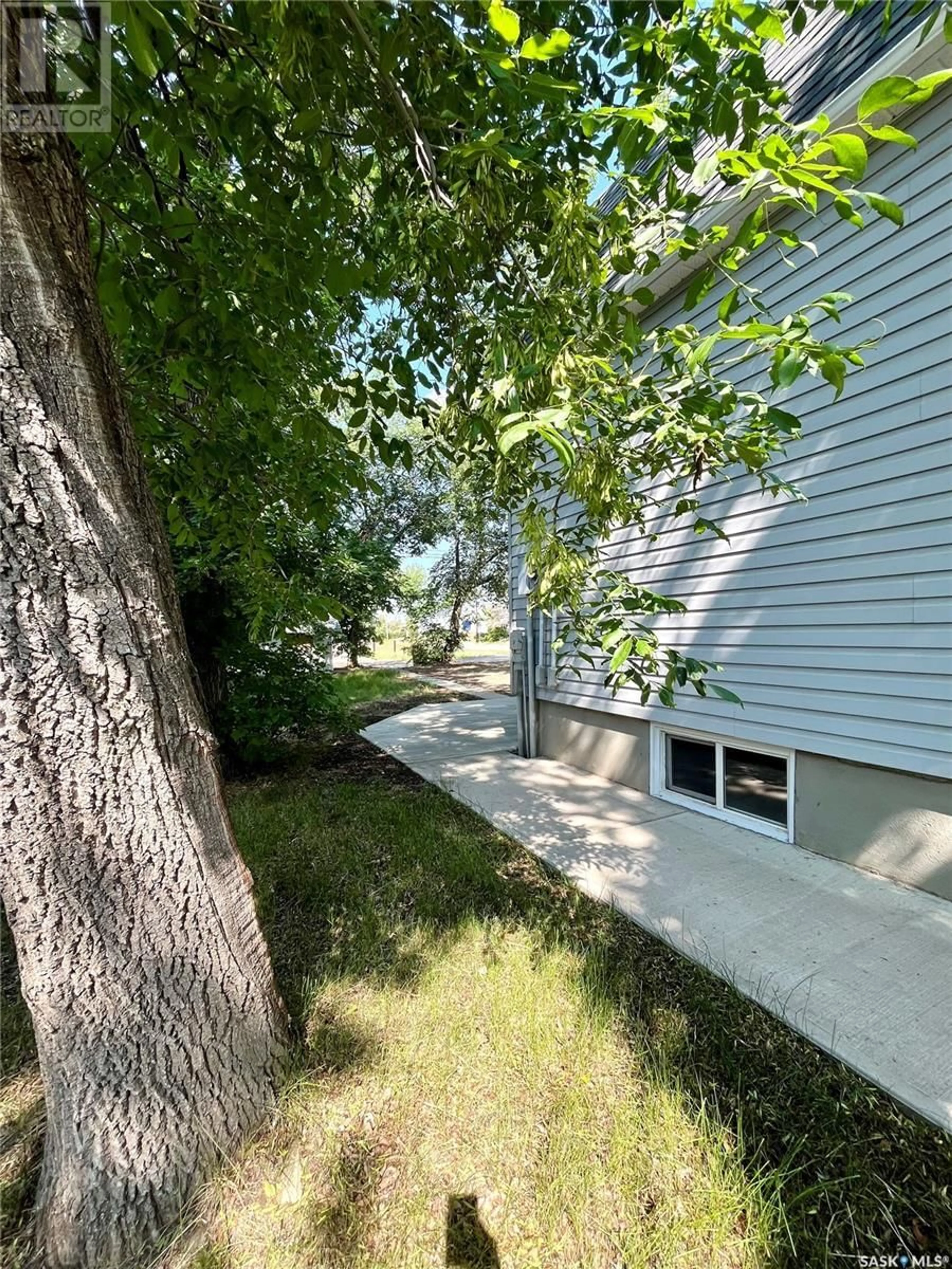 Home with vinyl exterior material, street for 398 8TH AVENUE, Swift Current Saskatchewan S9H0Z9