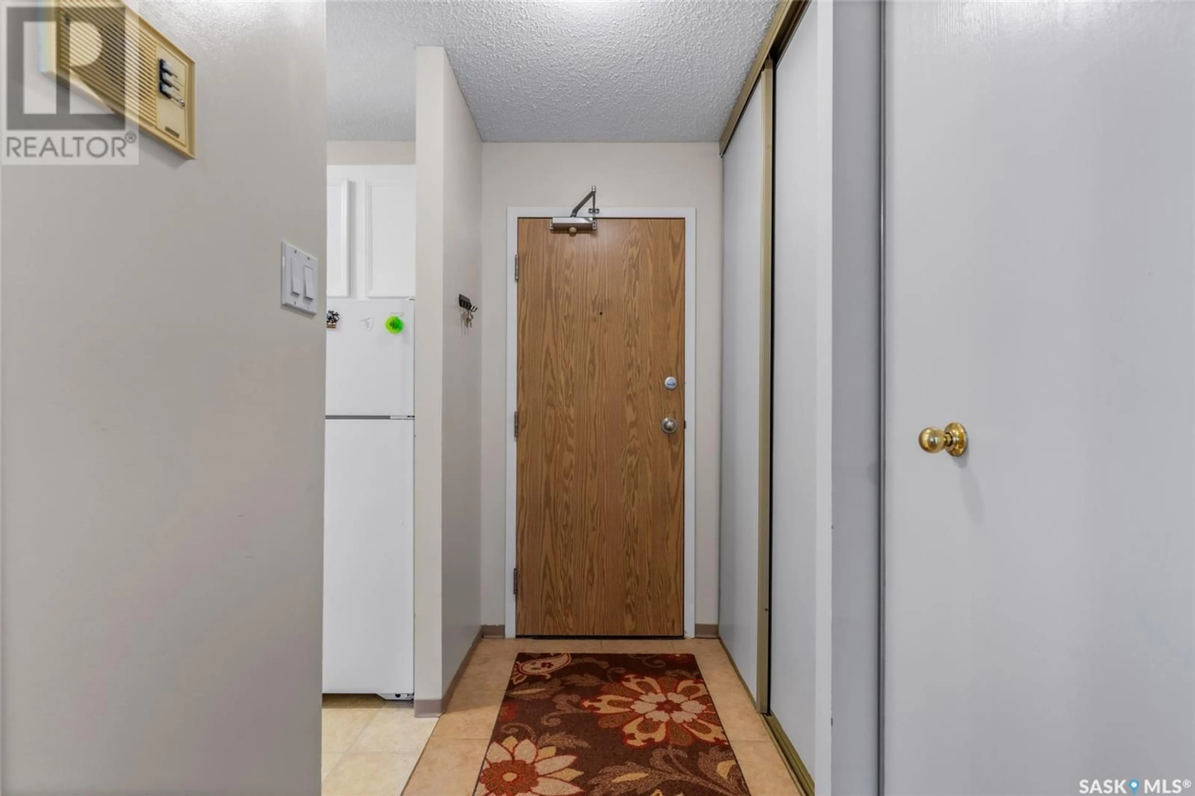 Indoor entryway for 4230 - 214 DEGEER STREET, Saskatoon Saskatchewan S7H6G9