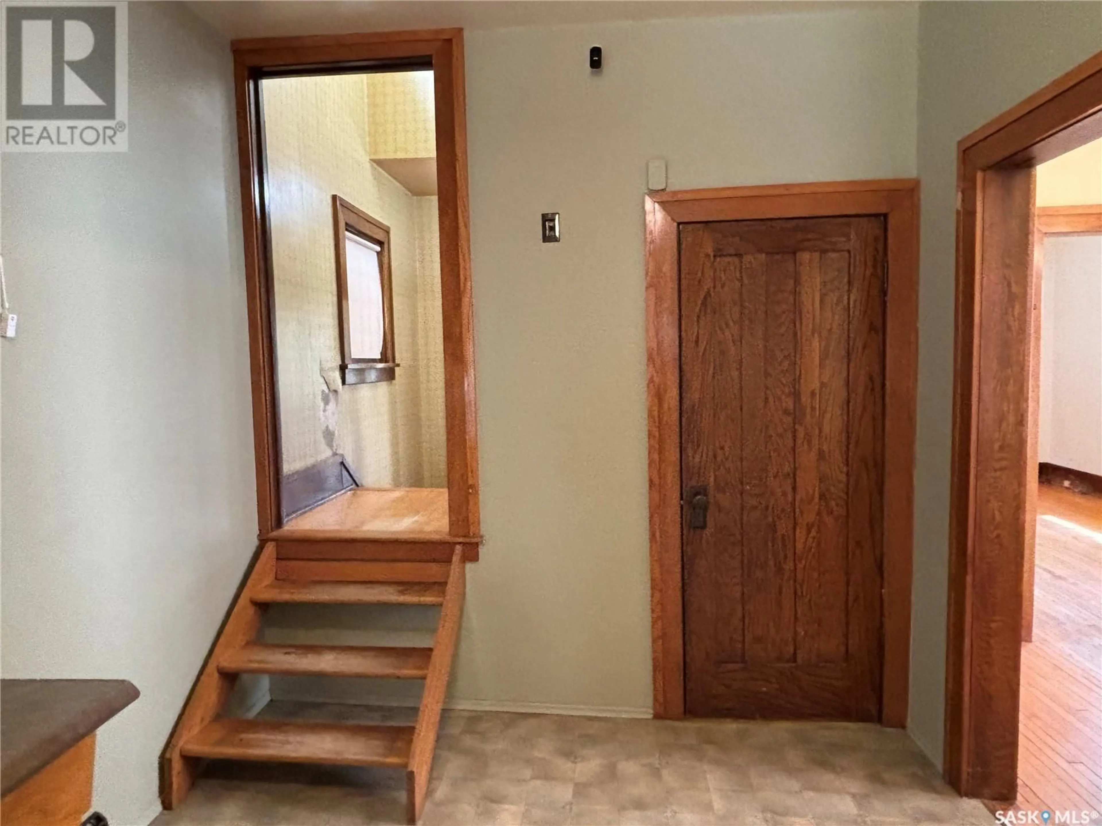 Indoor entryway for 1144 CHESTNUT AVENUE, Moose Jaw Saskatchewan S6H1B1