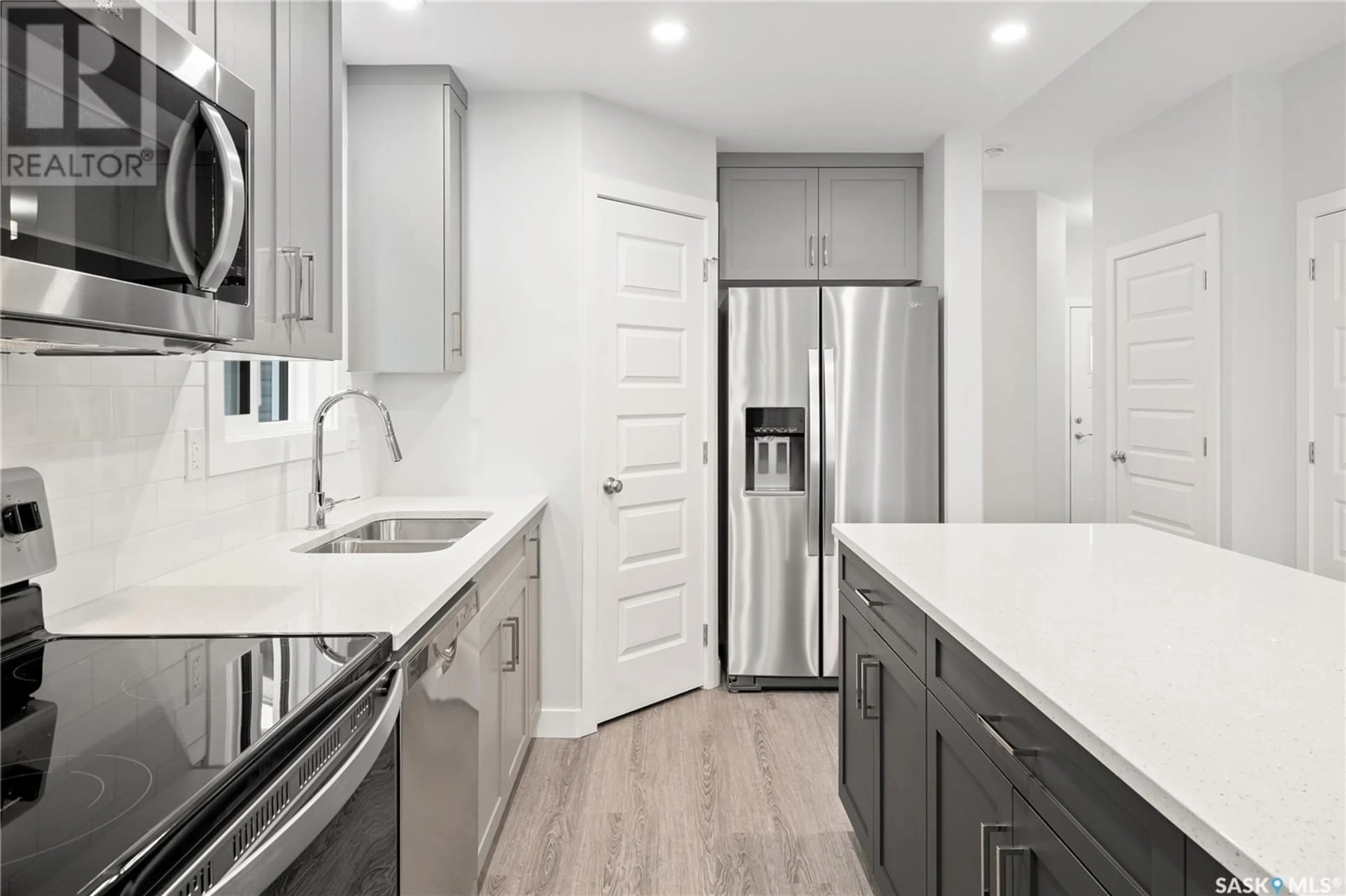 Contemporary kitchen, ceramic/tile floor for 194 KOSTIUK CRESCENT, Saskatoon Saskatchewan S7W0L8