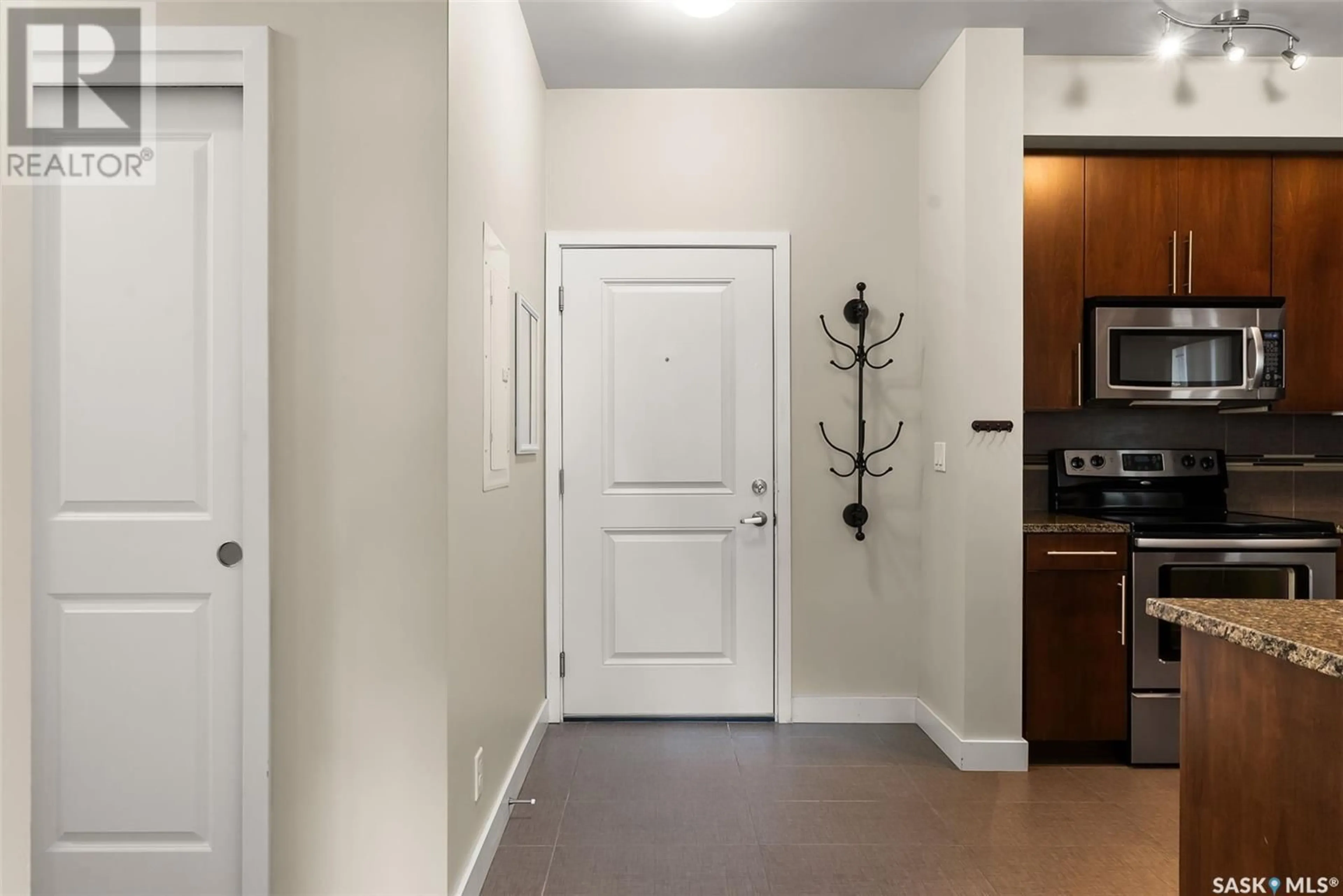 Indoor entryway for 206 - 2313 MONTREAL STREET, Regina Saskatchewan S4P1L9