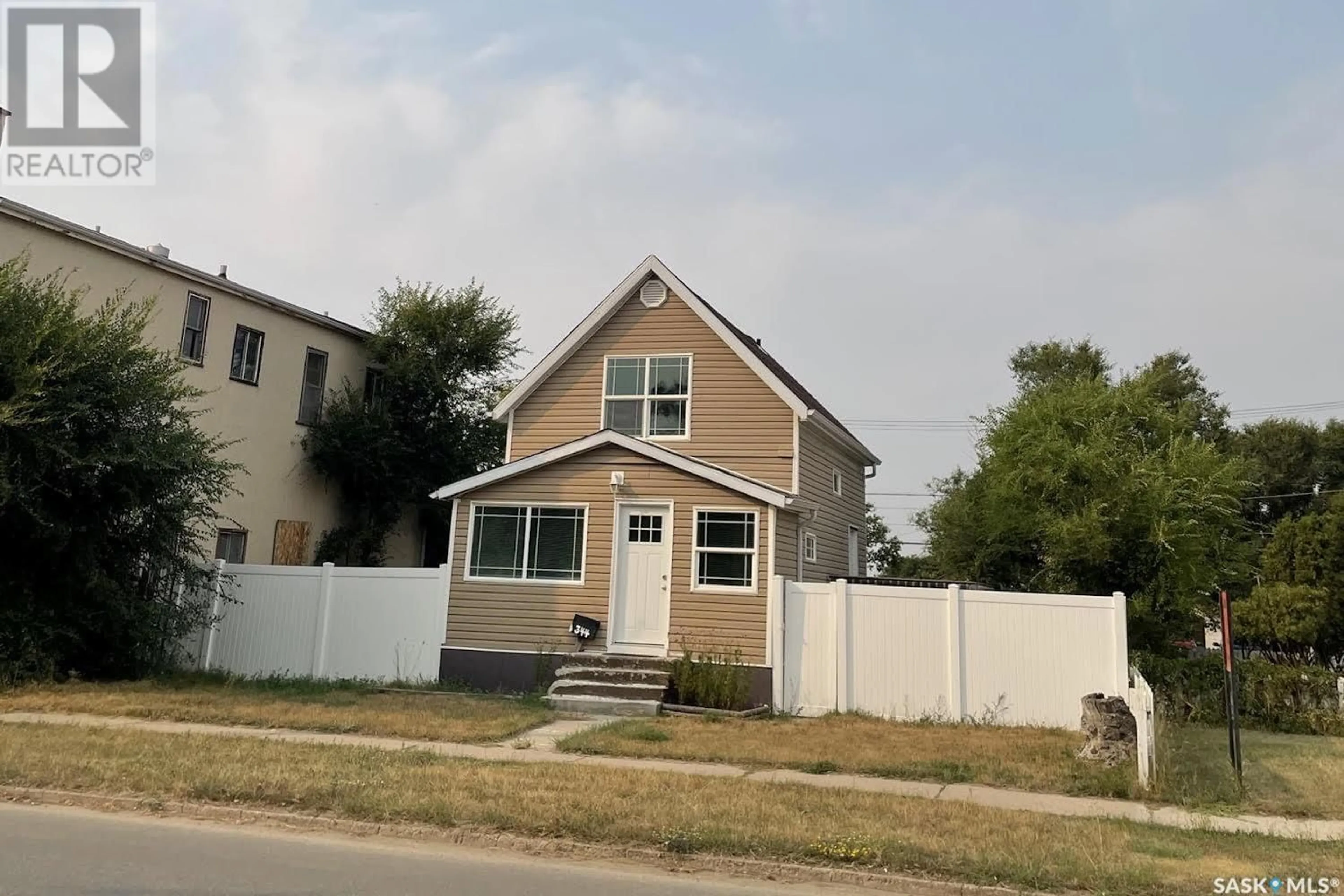 Home with vinyl exterior material, street for 344 LILLOOET STREET, Moose Jaw Saskatchewan S6H4Z2