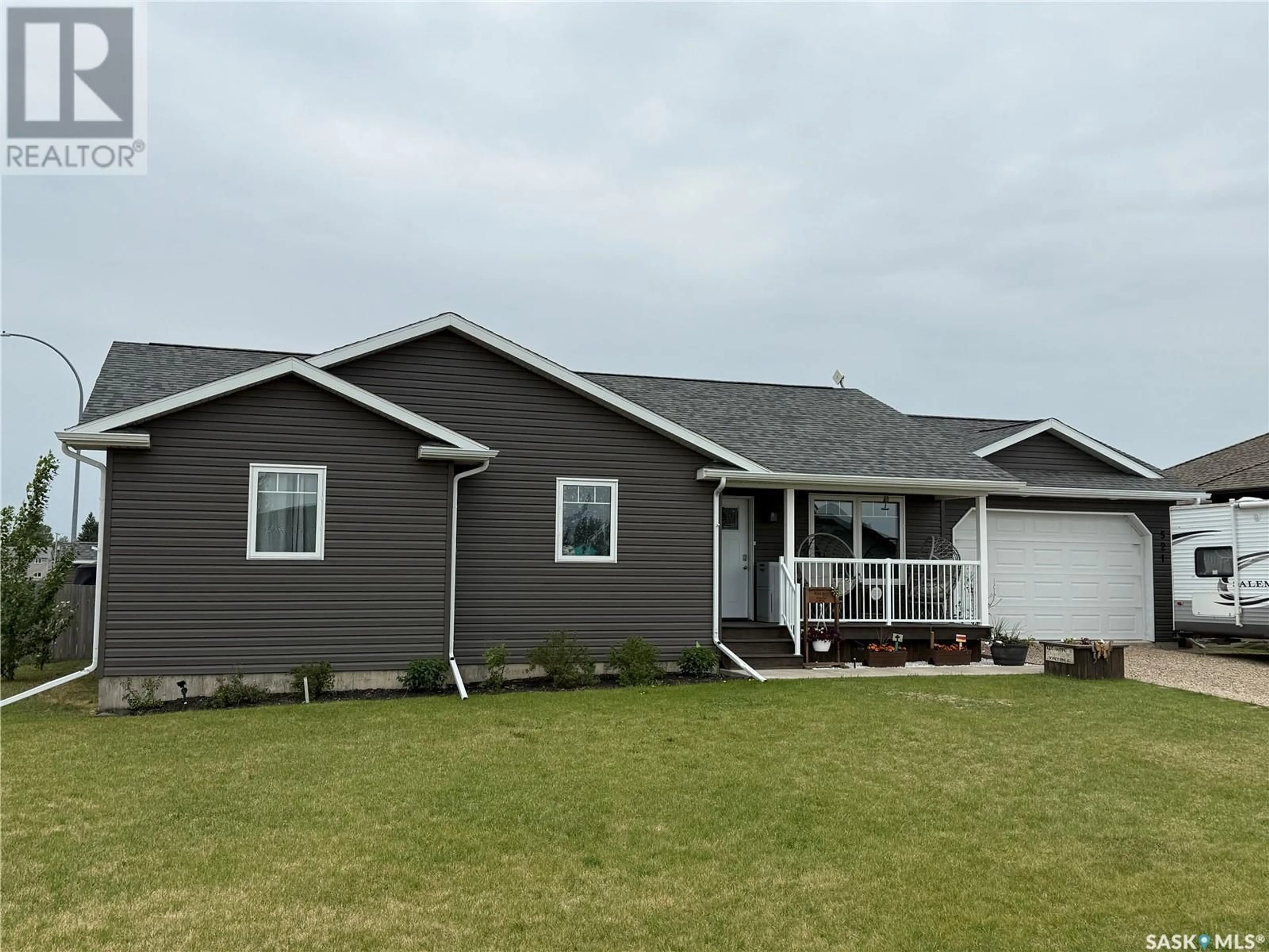Home with vinyl exterior material, unknown for E - 521 5TH AVENUE, Shellbrook Saskatchewan S0J2E0