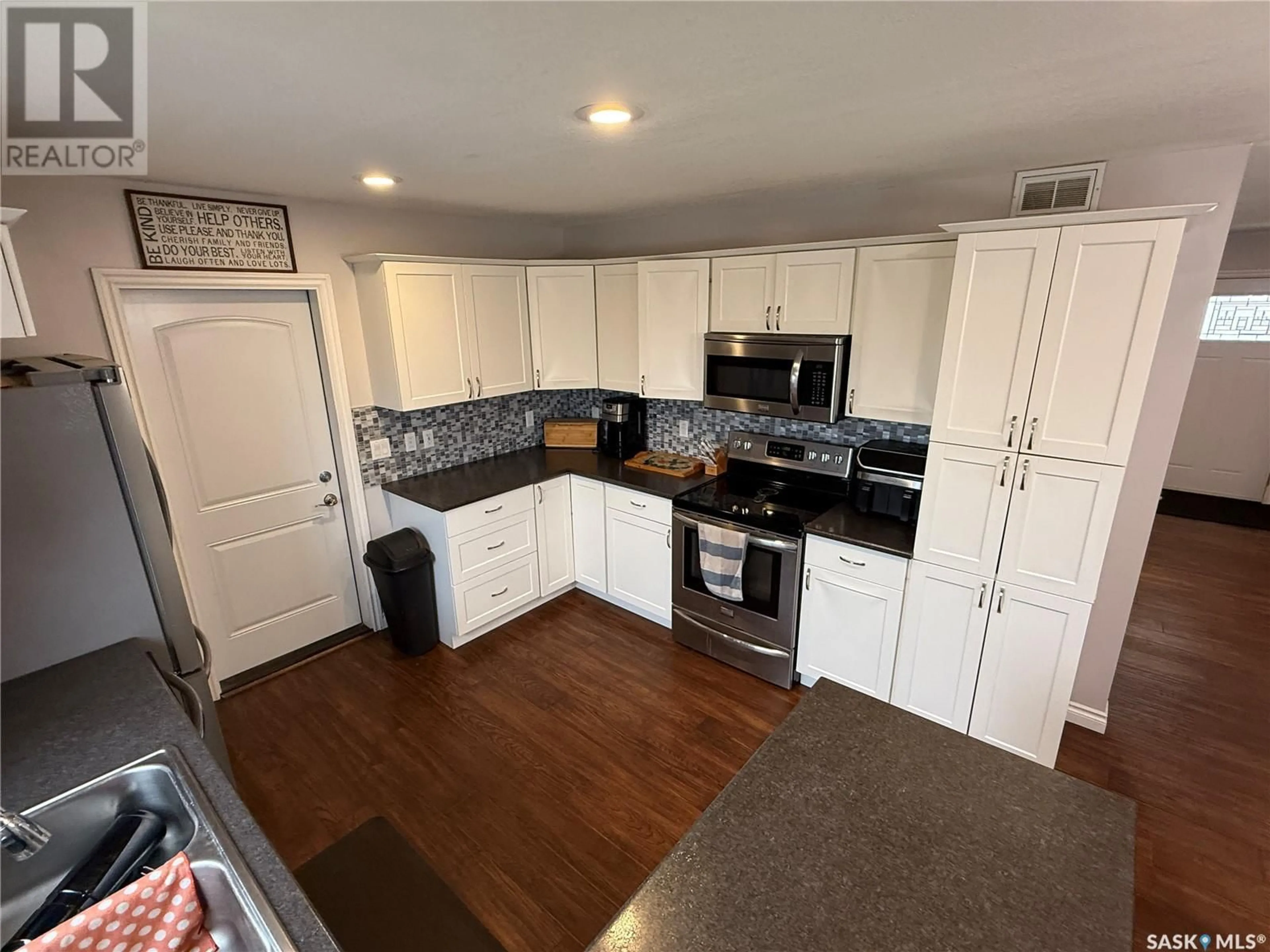 Open concept kitchen, unknown for E - 521 5TH AVENUE, Shellbrook Saskatchewan S0J2E0