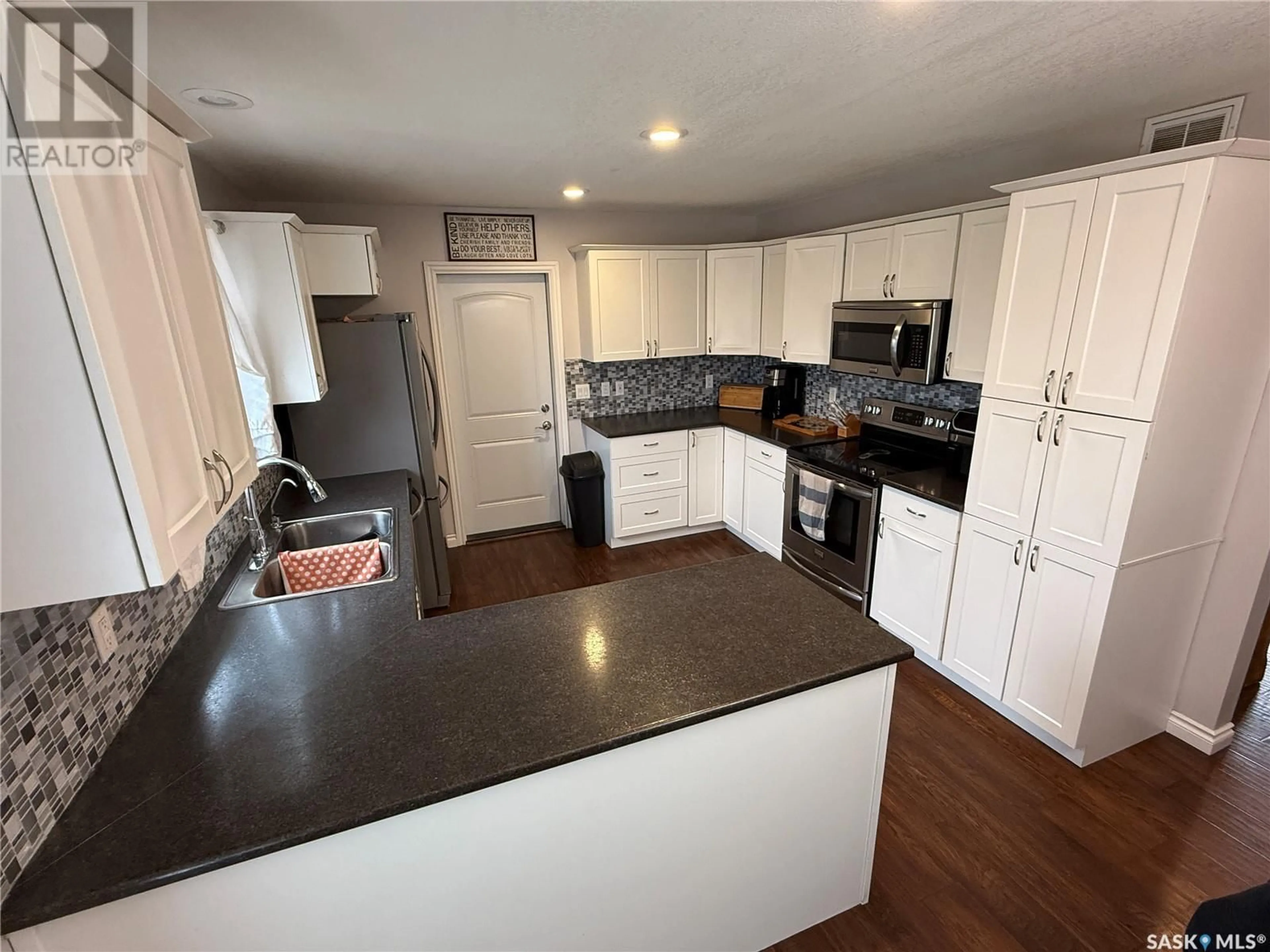 Open concept kitchen, unknown for E - 521 5TH AVENUE, Shellbrook Saskatchewan S0J2E0