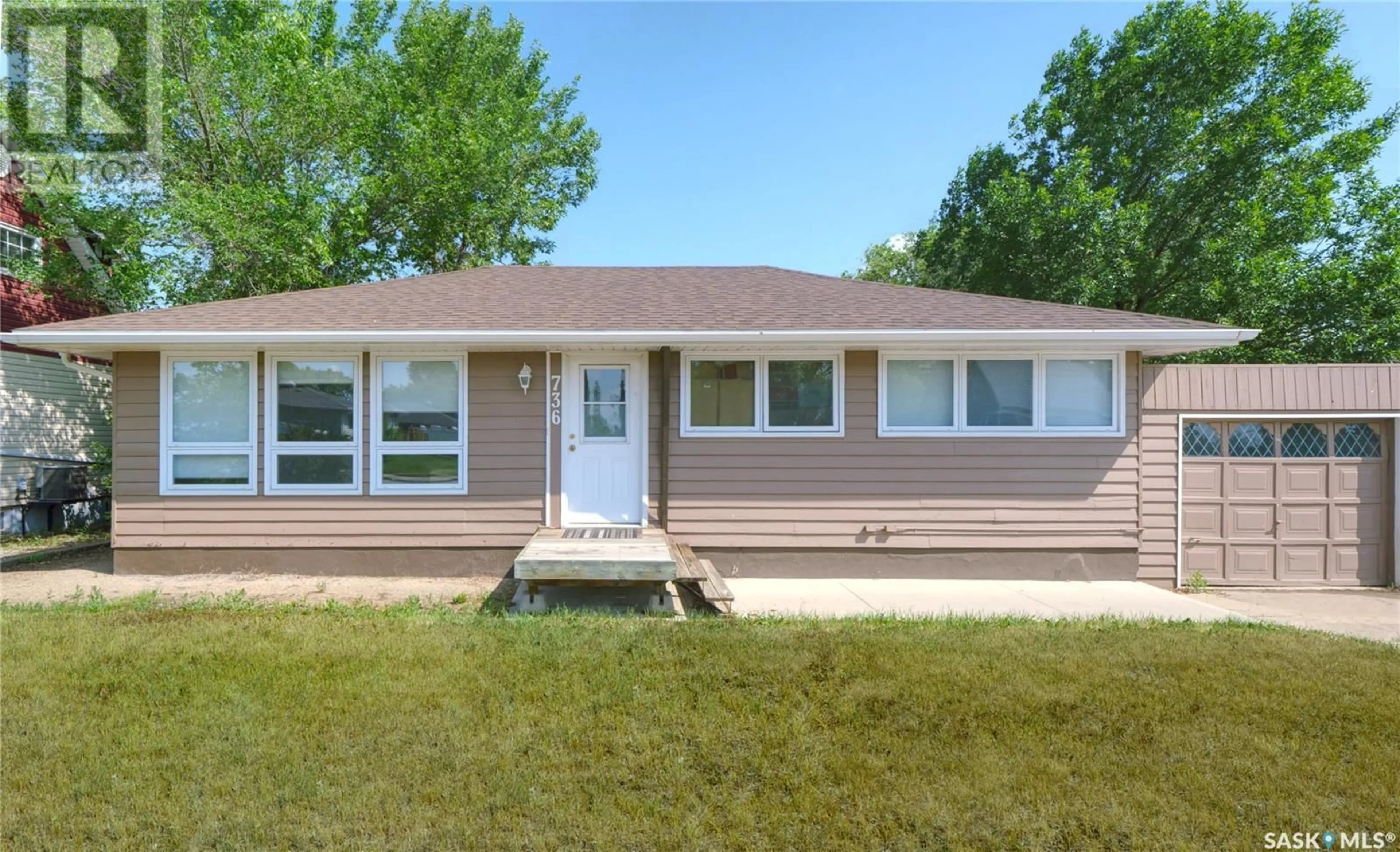 Home with vinyl exterior material, street for 736 SASKATCHEWAN STREET, Moose Jaw Saskatchewan S6H2T7