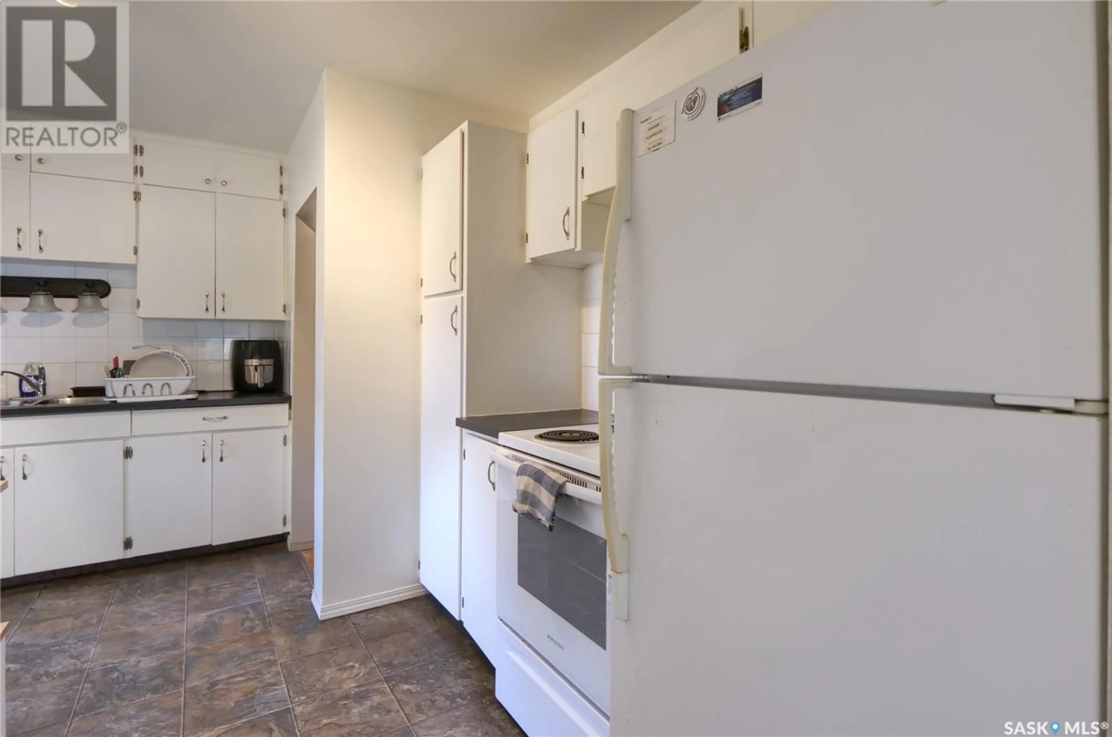 Standard kitchen, unknown for 736 SASKATCHEWAN STREET, Moose Jaw Saskatchewan S6H2T7