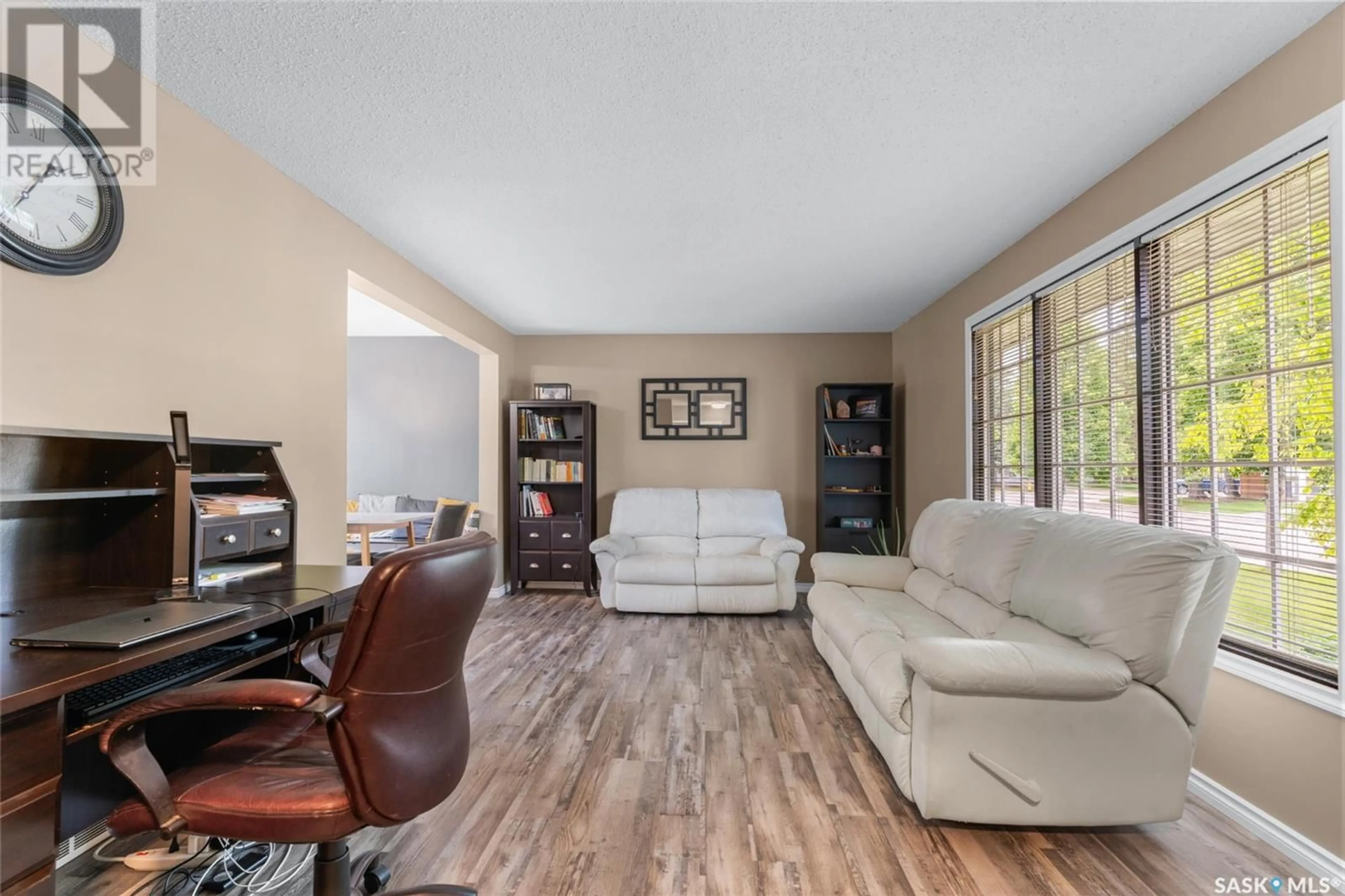 Living room with furniture, unknown for 538 TRENT CRESCENT, Saskatoon Saskatchewan S7H4T1