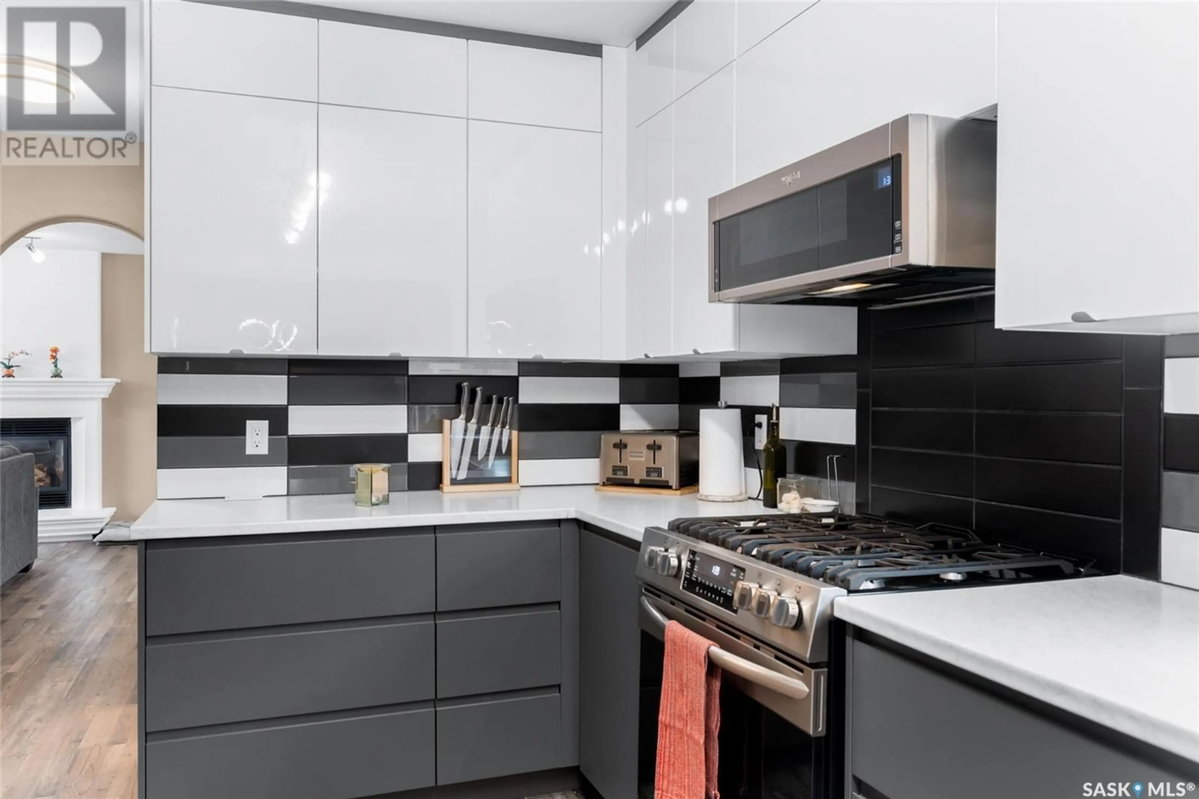 Contemporary kitchen, ceramic/tile floor for 538 TRENT CRESCENT, Saskatoon Saskatchewan S7H4T1