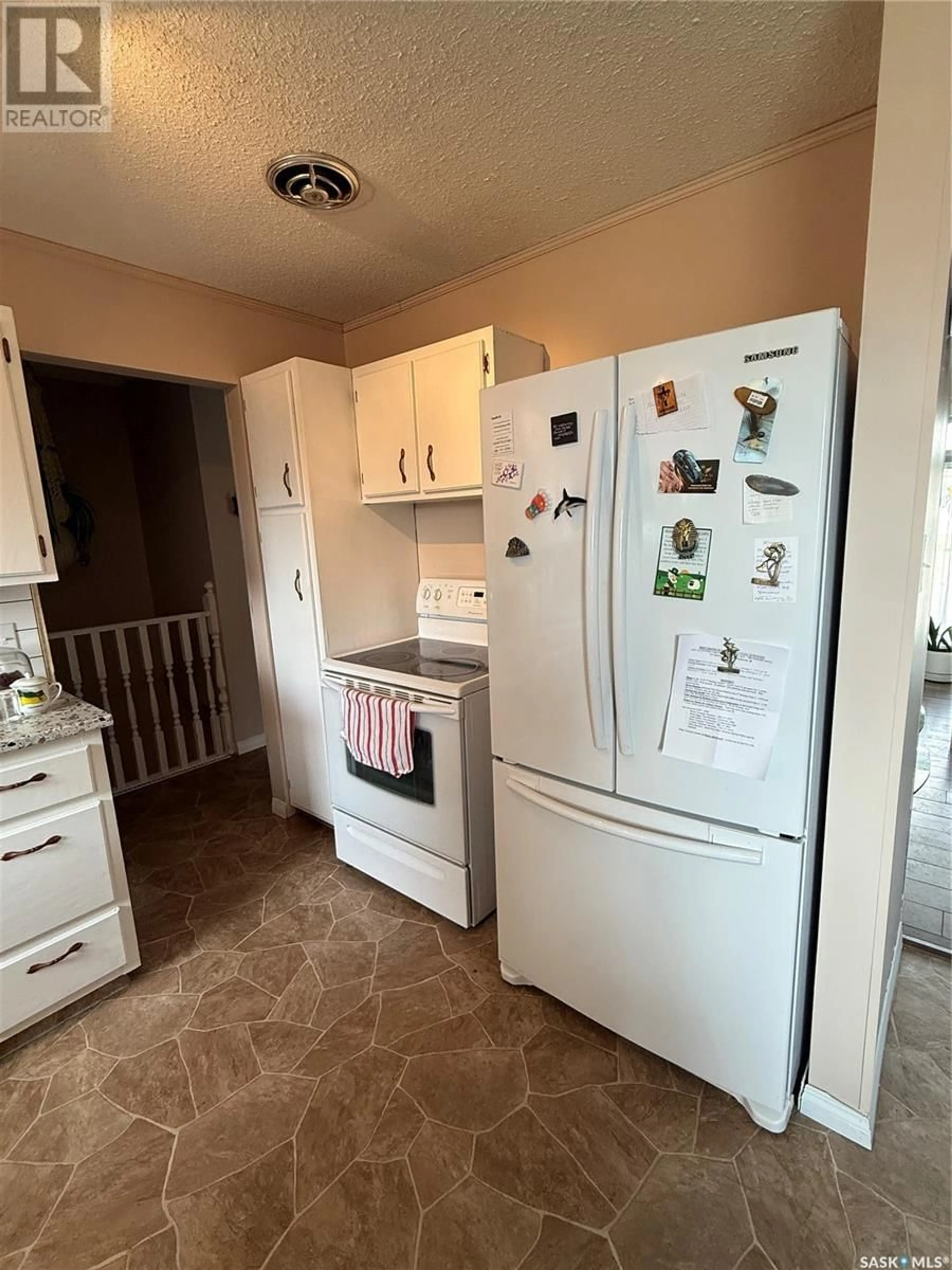 Standard kitchen, unknown for 707 CHAMBERS COURT, Shellbrook Saskatchewan S0J2E0