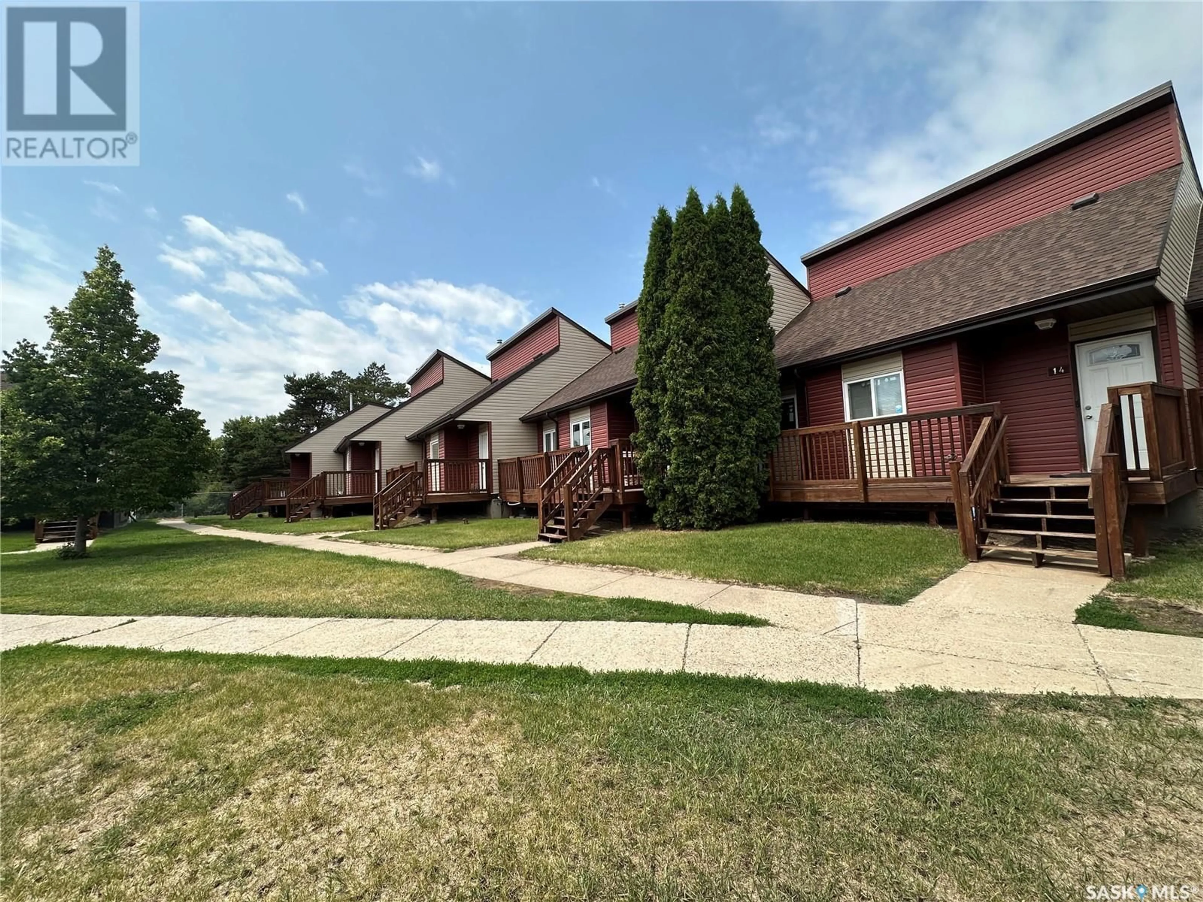 A pic from outside/outdoor area/front of a property/back of a property/a pic from drone, unknown for 18 PENDYGRASSE ROAD, Saskatoon Saskatchewan S7M4R3