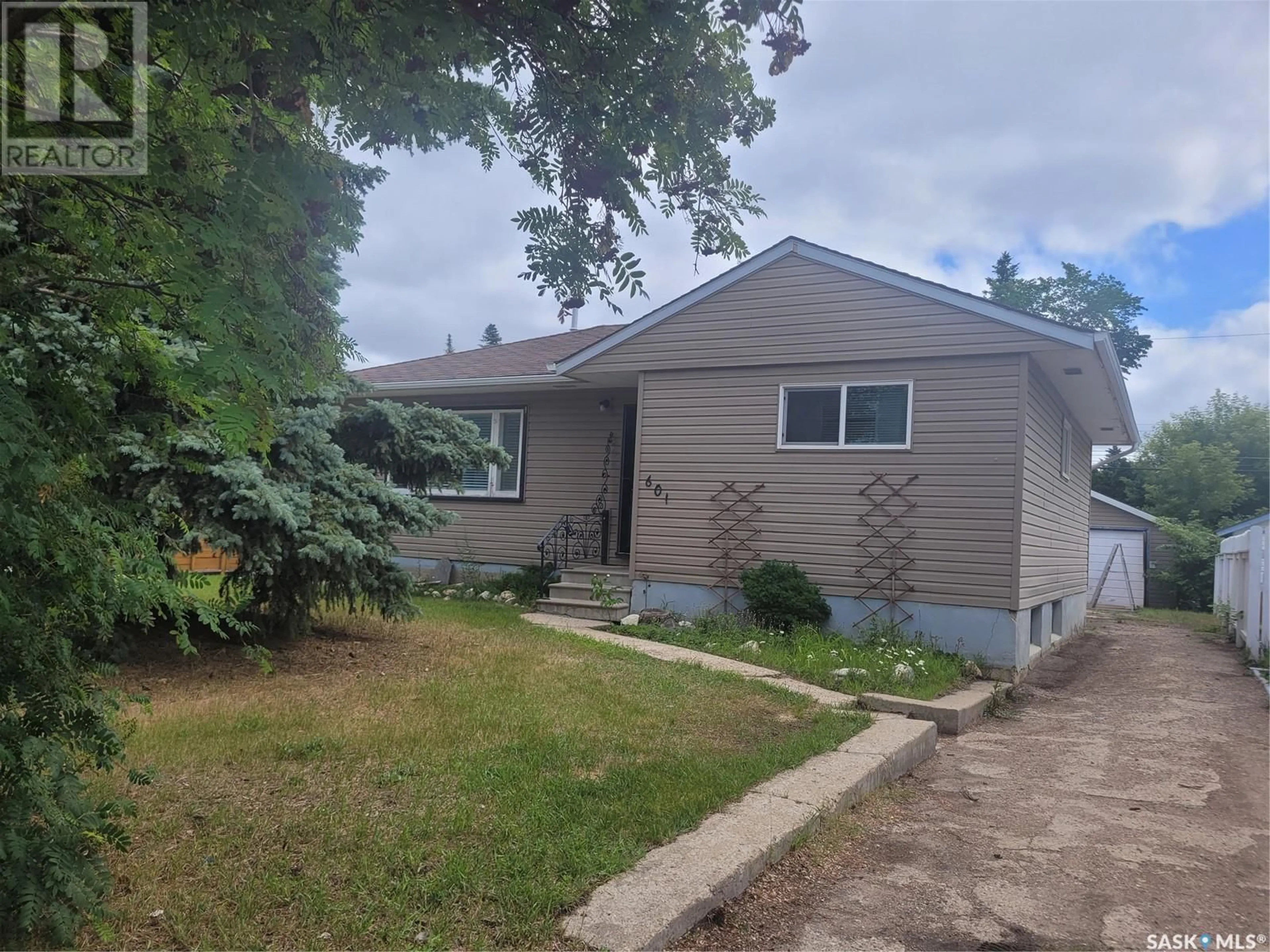 Home with vinyl exterior material, street for 601 PRESTON AVENUE, Saskatoon Saskatchewan S7H2V1