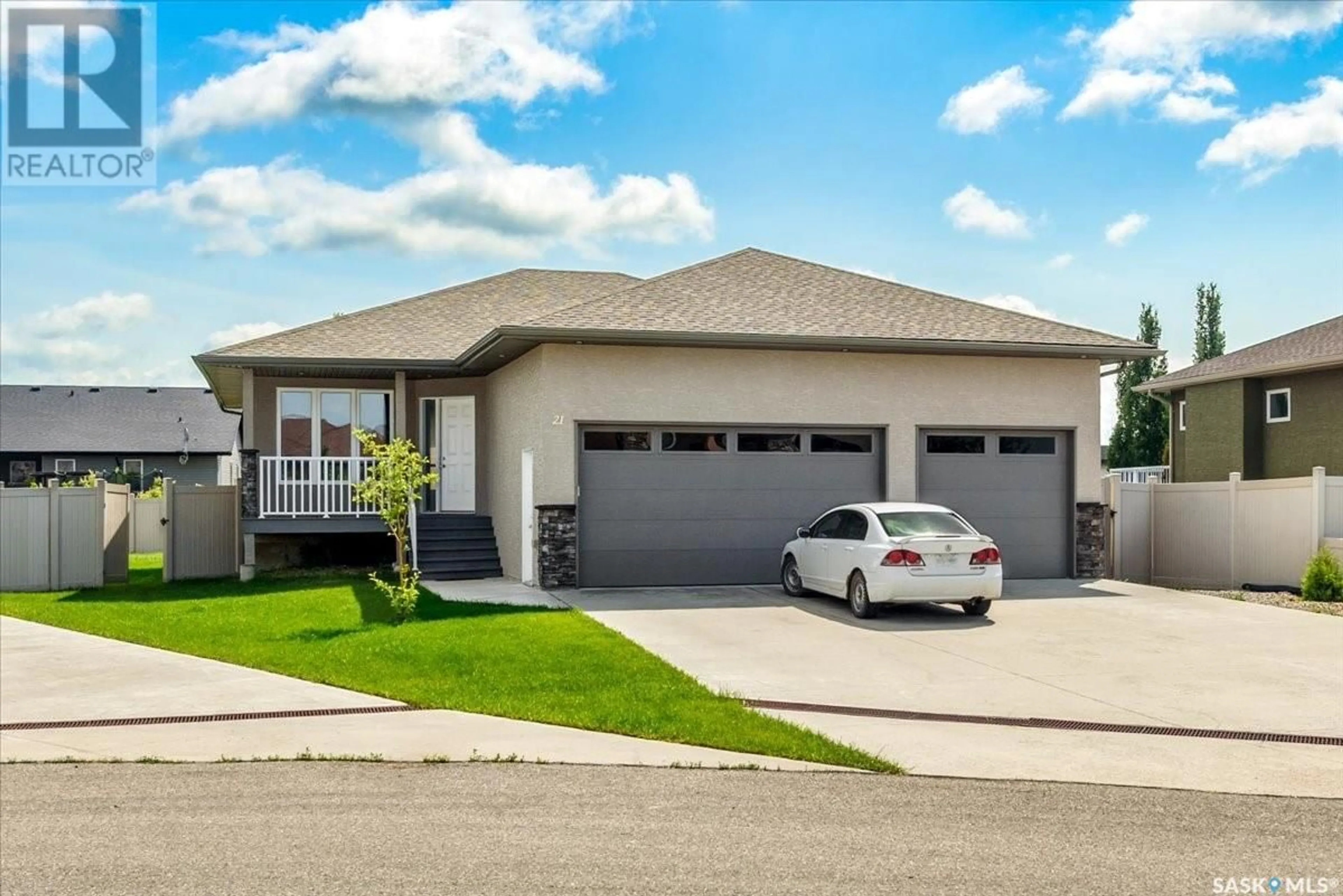 Home with vinyl exterior material, street for 21 DAWN BAY, White City Saskatchewan S4L0A1