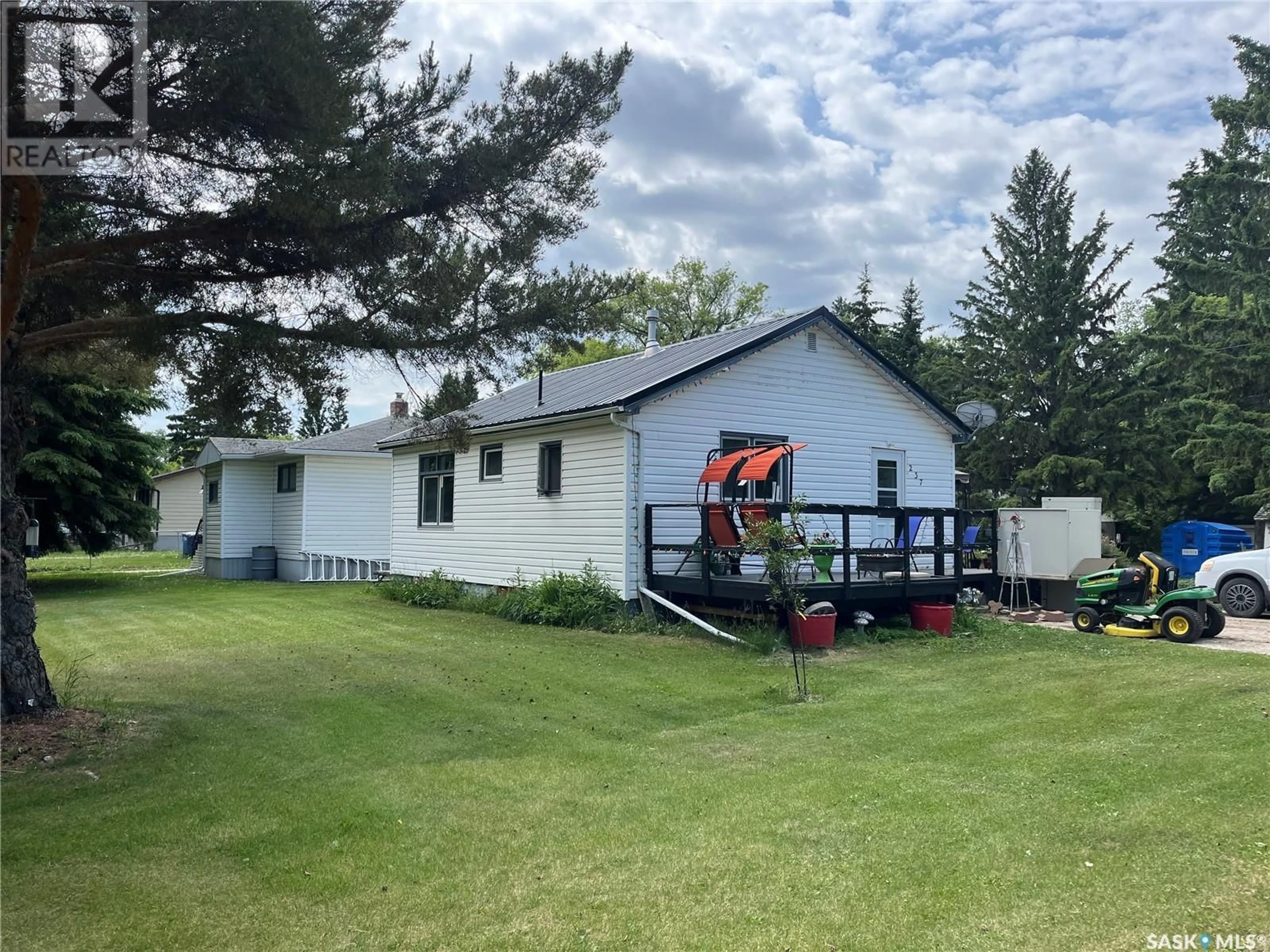 A pic from outside/outdoor area/front of a property/back of a property/a pic from drone, building for 237 2ND STREET, Wadena Saskatchewan S0A4J0