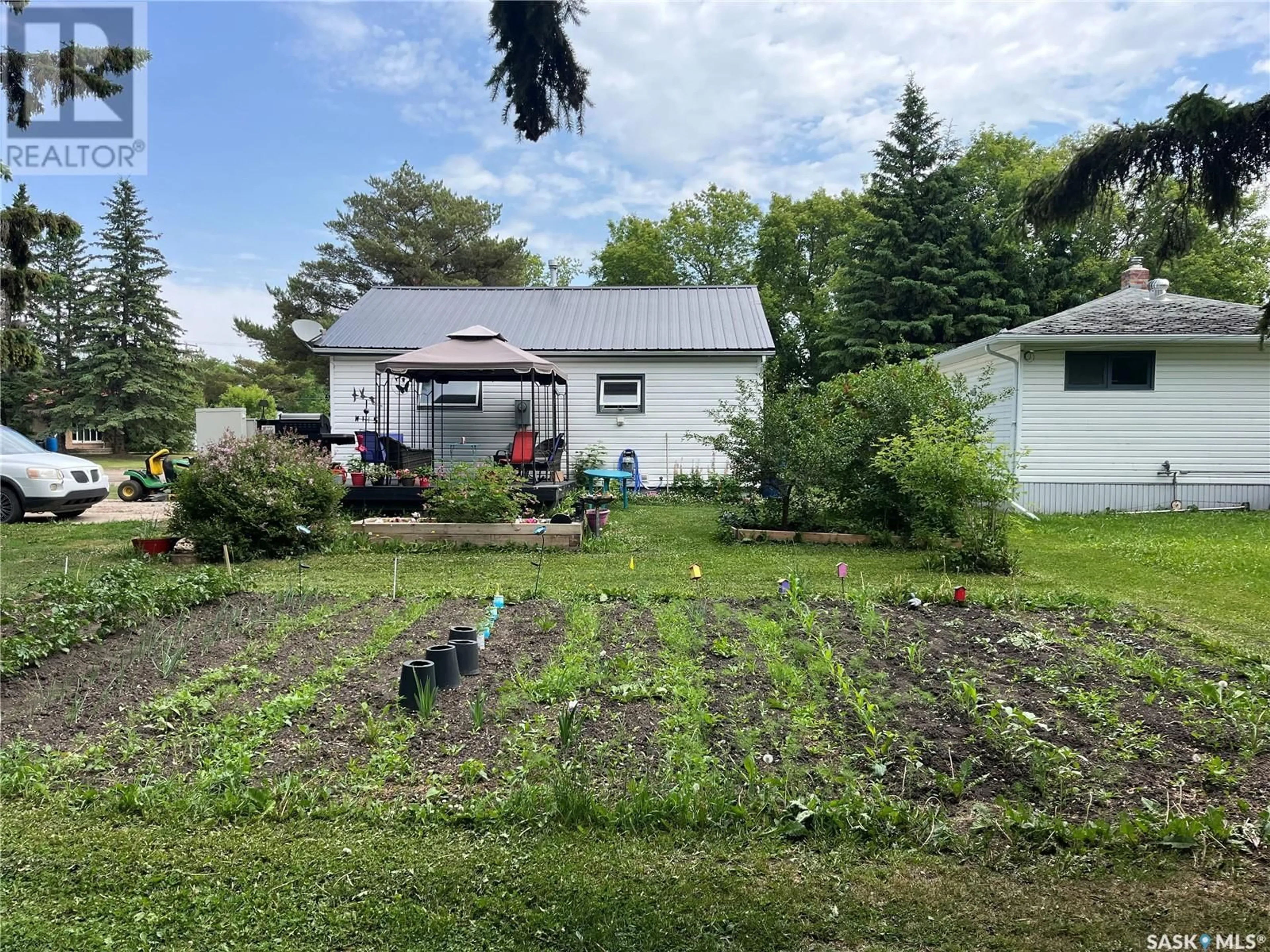 A pic from outside/outdoor area/front of a property/back of a property/a pic from drone, unknown for 237 2ND STREET, Wadena Saskatchewan S0A4J0