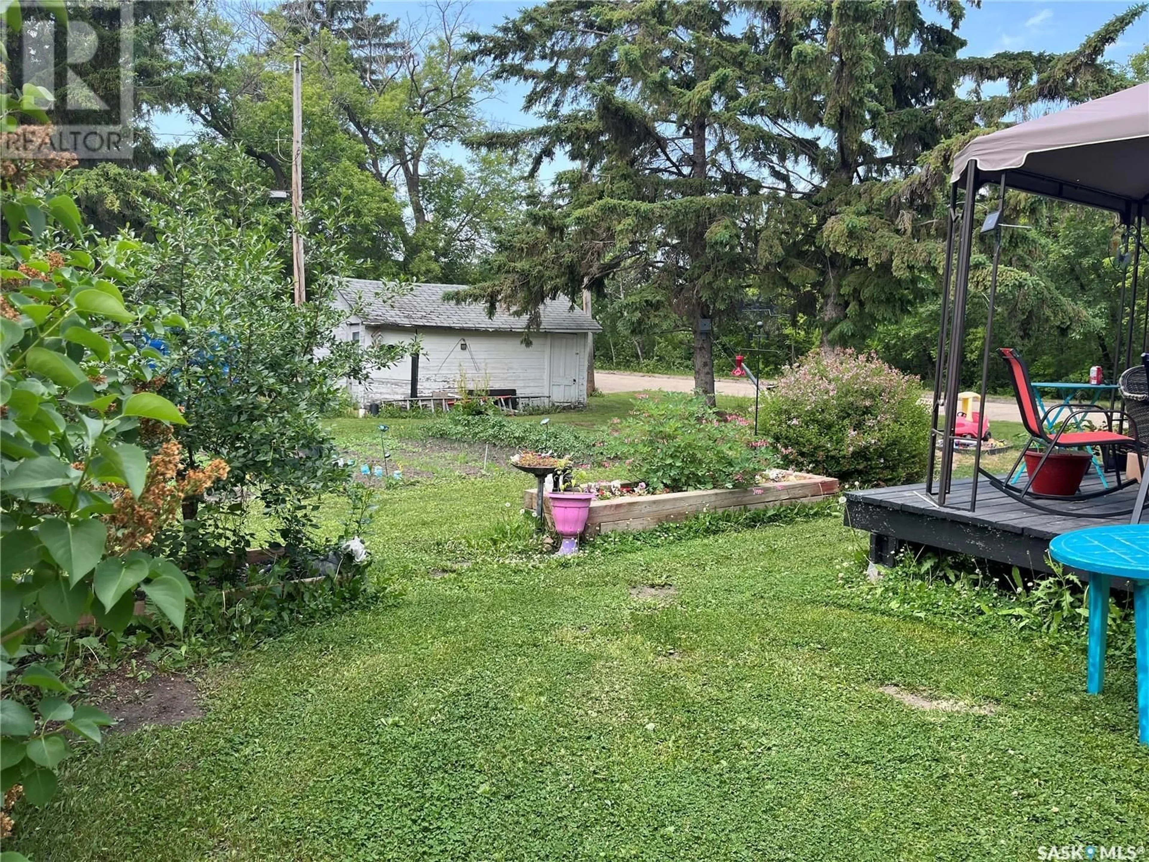 A pic from outside/outdoor area/front of a property/back of a property/a pic from drone, unknown for 237 2ND STREET, Wadena Saskatchewan S0A4J0