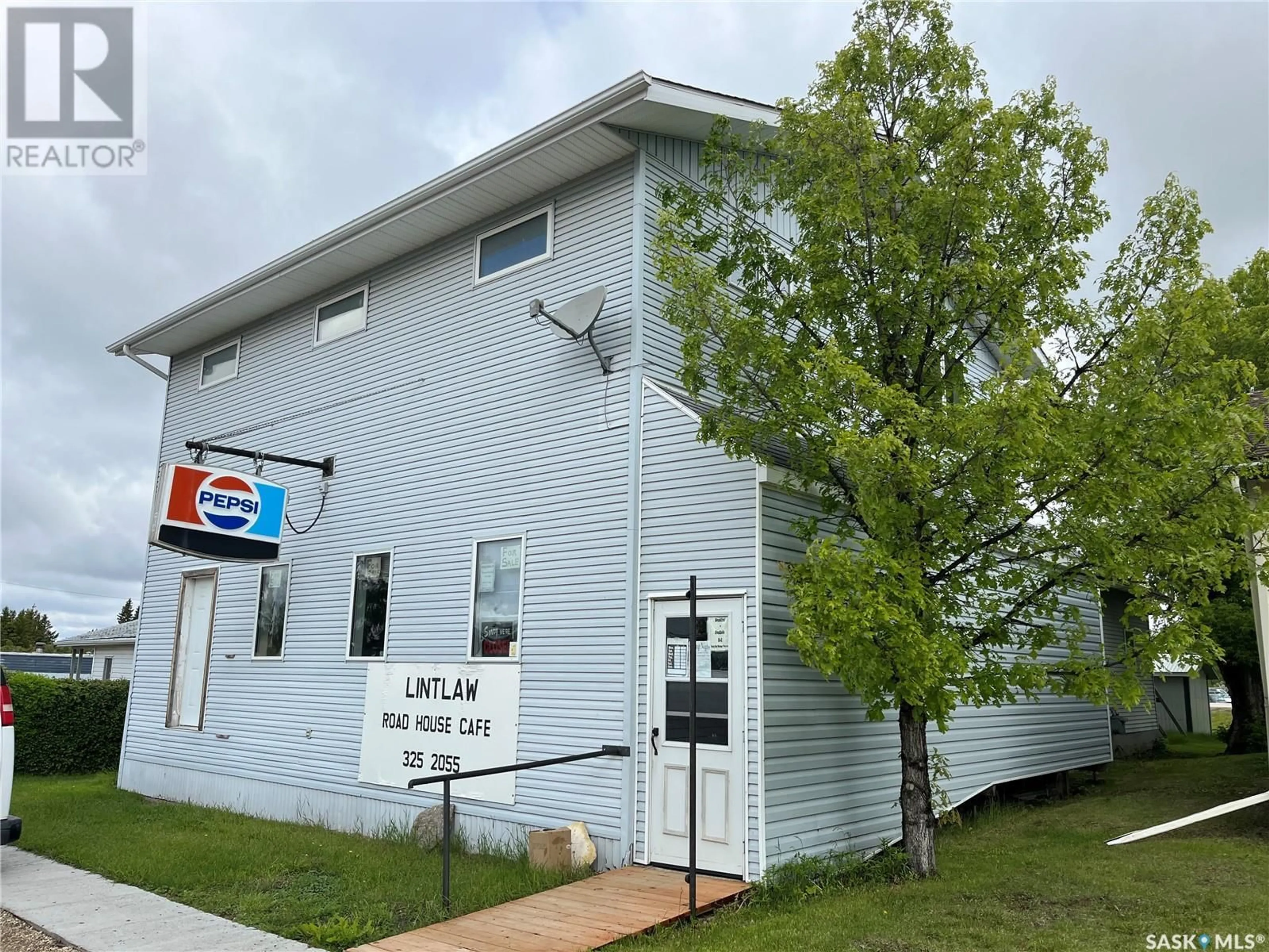 Home with vinyl exterior material, building for 108 1ST AVENUE, Lintlaw Saskatchewan S0A2H0