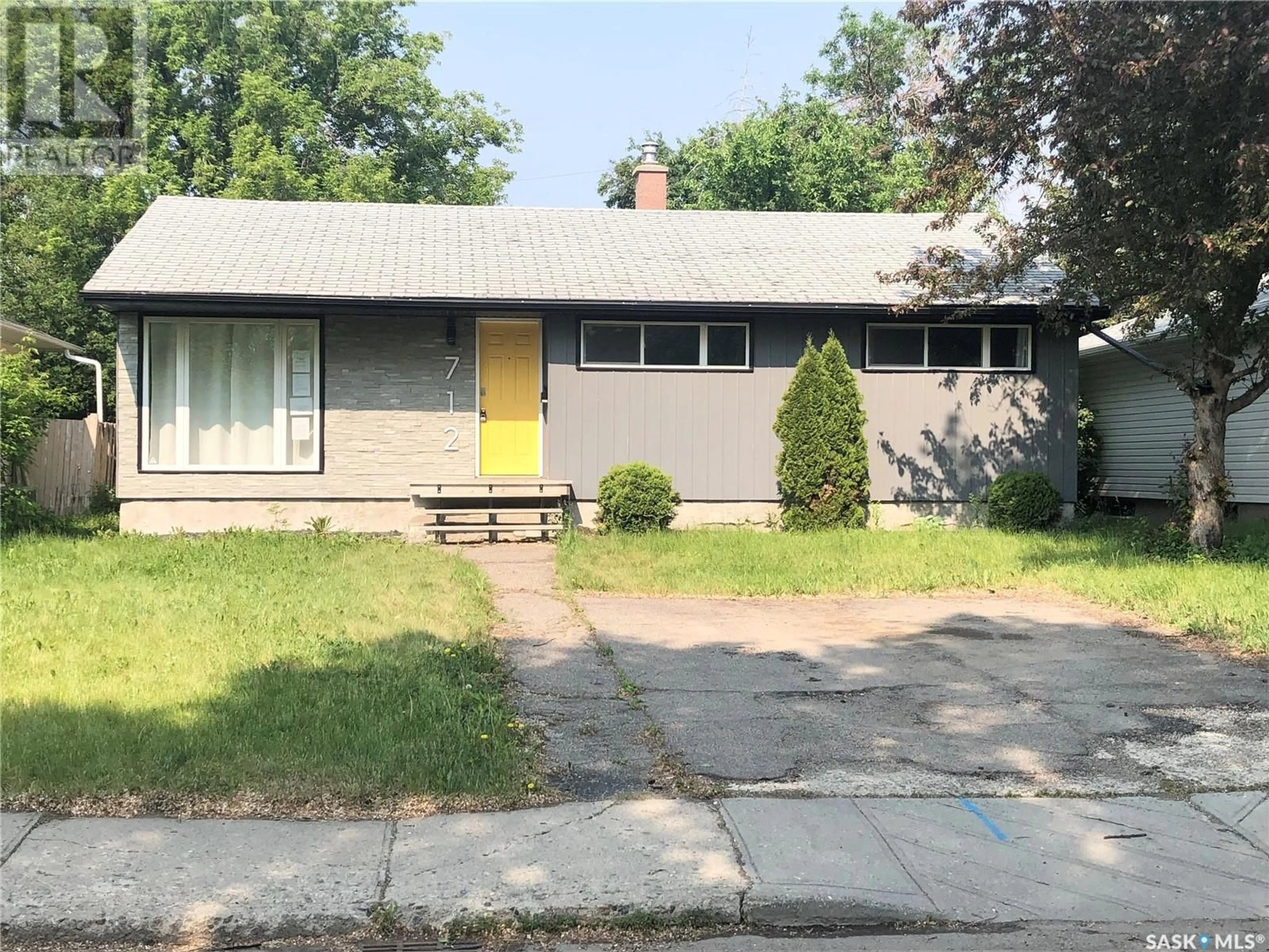 Home with vinyl exterior material, street for 712 EMPRESS STREET, Regina Saskatchewan S4T5C8