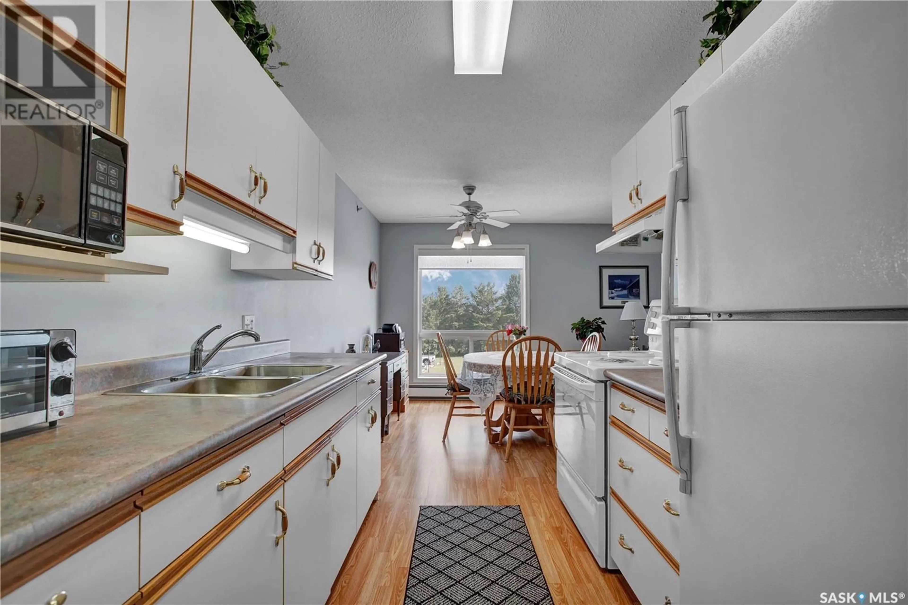 Standard kitchen, unknown for 302 206 PIONEER PLACE, Warman Saskatchewan S0K4S0
