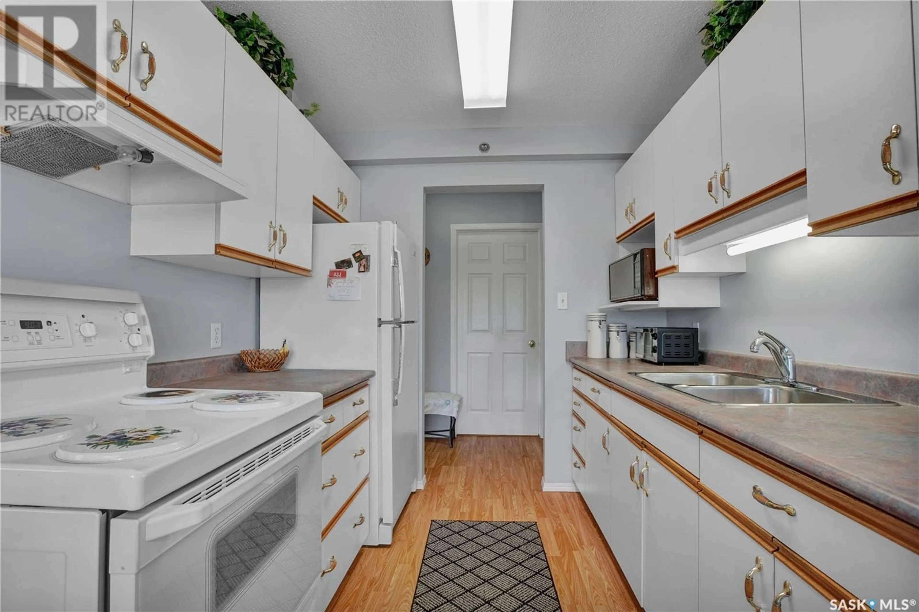Standard kitchen, unknown for 302 206 PIONEER PLACE, Warman Saskatchewan S0K4S0