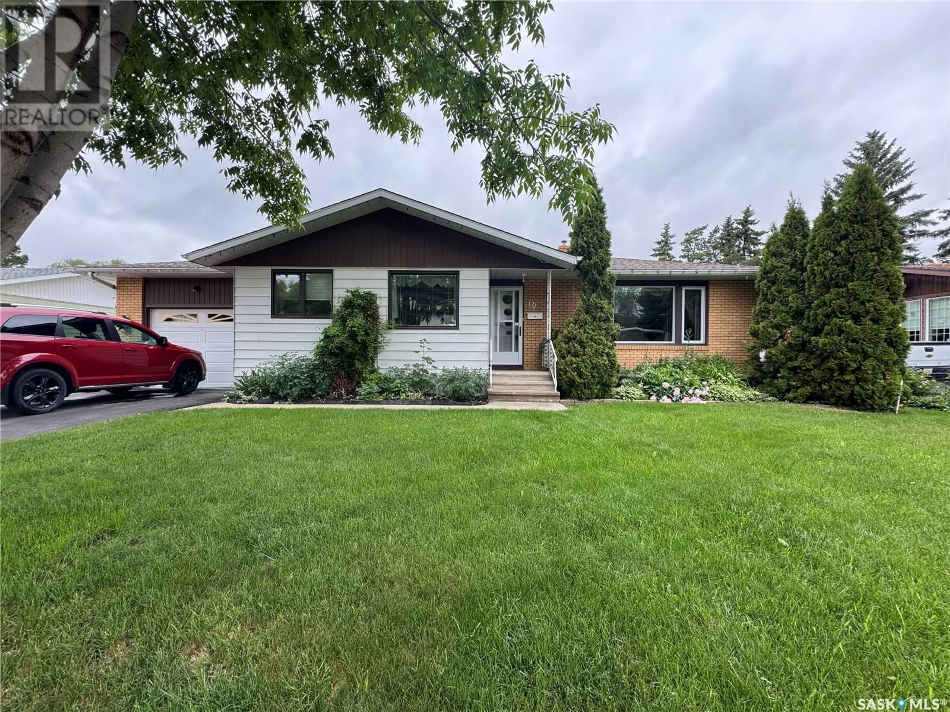 Home with vinyl exterior material, street for 10 MOSSFIELD PLACE, Yorkton Saskatchewan S3N2R7
