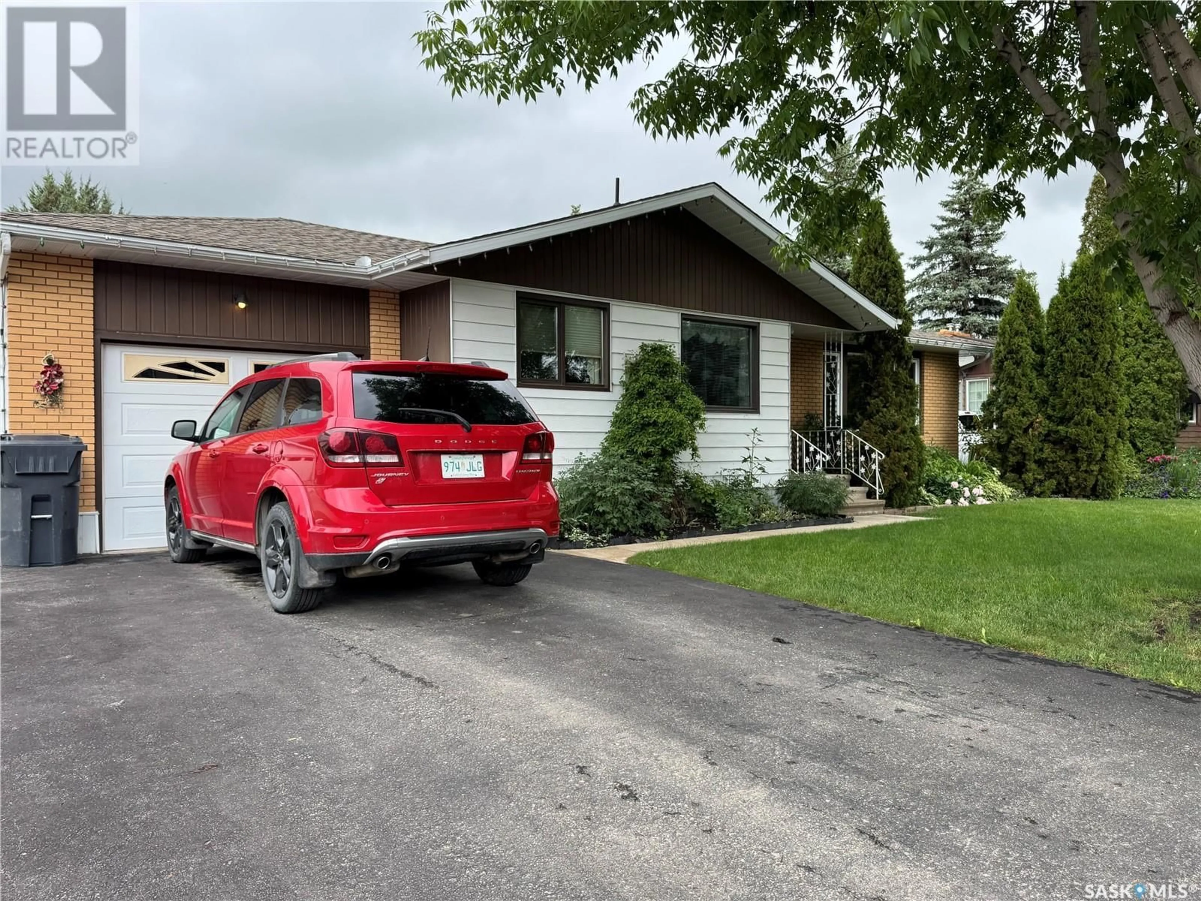 Home with vinyl exterior material, street for 10 MOSSFIELD PLACE, Yorkton Saskatchewan S3N2R7
