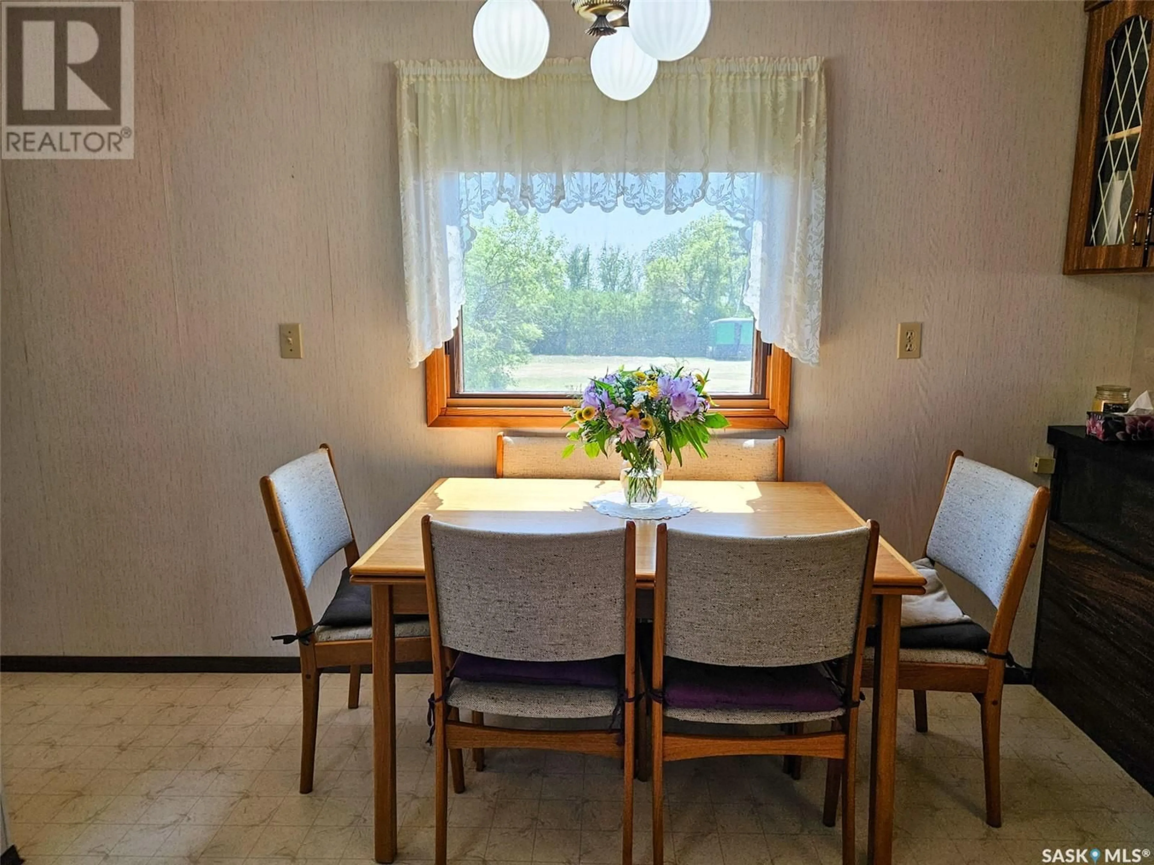 Dining room, wood/laminate floor for 511 GEROW STREET, Morse Saskatchewan S0H3C0