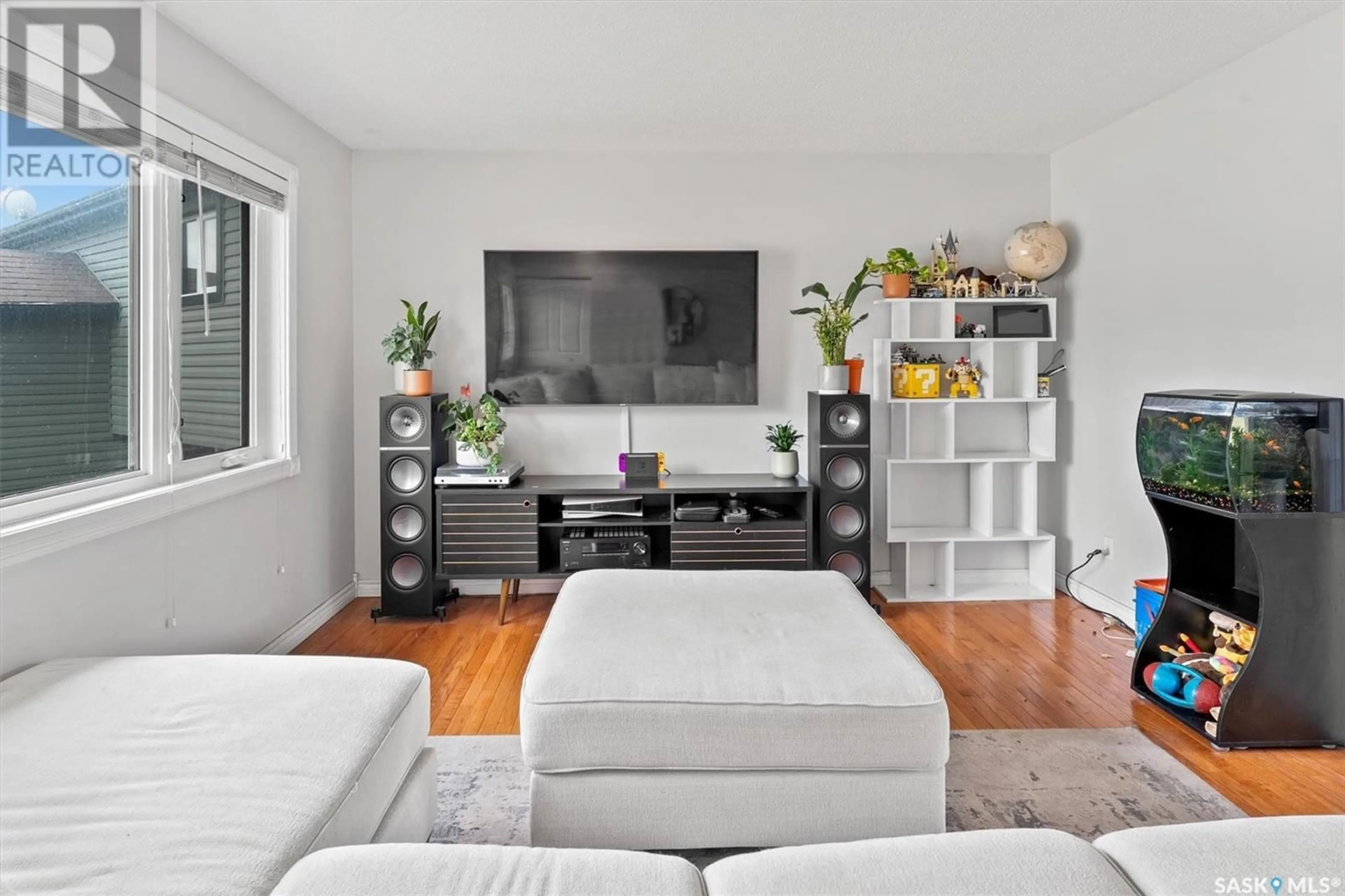 Living room with furniture, unknown for 154 SPINKS DRIVE, Saskatoon Saskatchewan S7H4G7