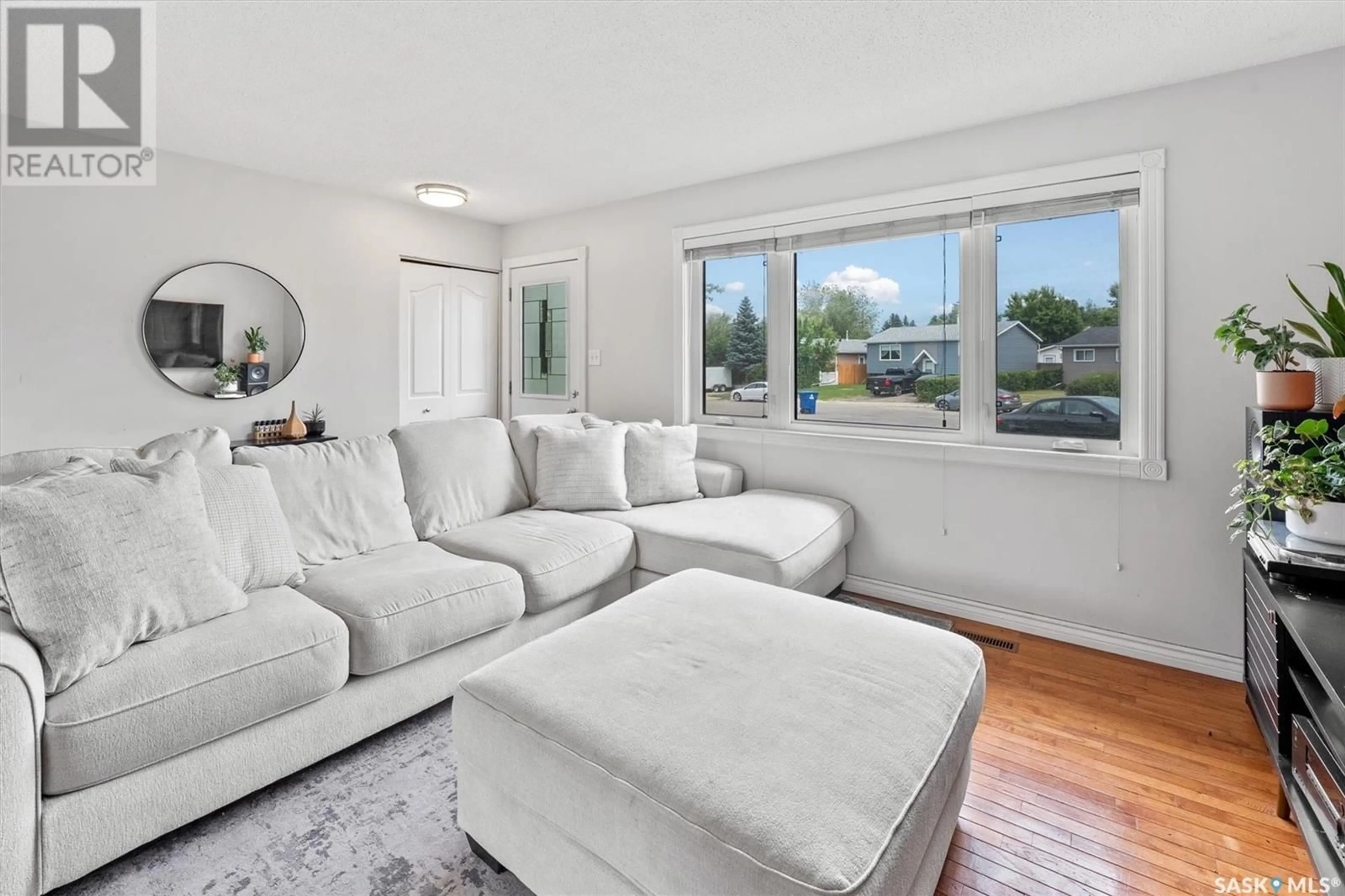 Living room with furniture, unknown for 154 SPINKS DRIVE, Saskatoon Saskatchewan S7H4G7