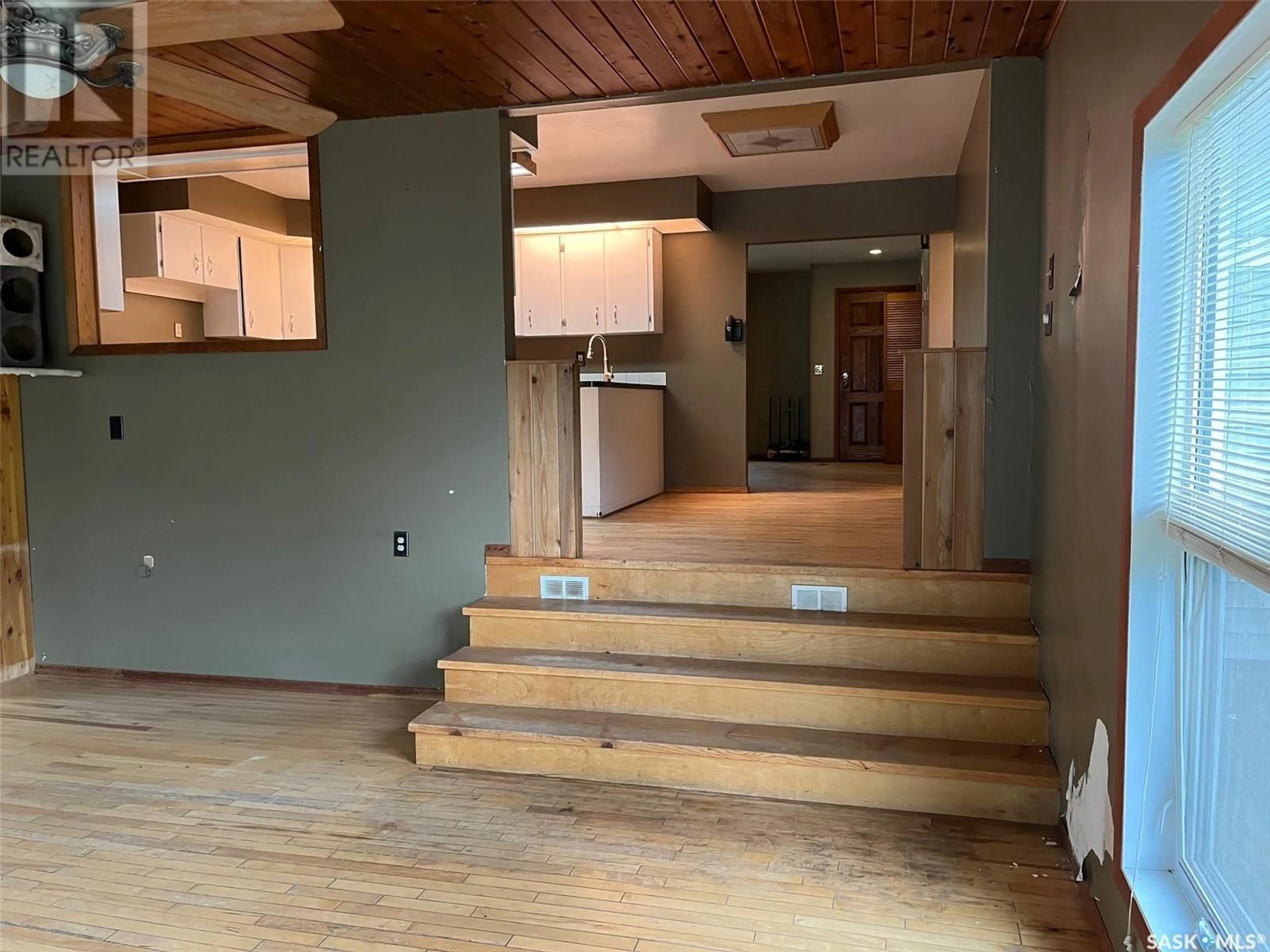 Indoor foyer for 504 10TH STREET, Weyburn Saskatchewan S4H1H6