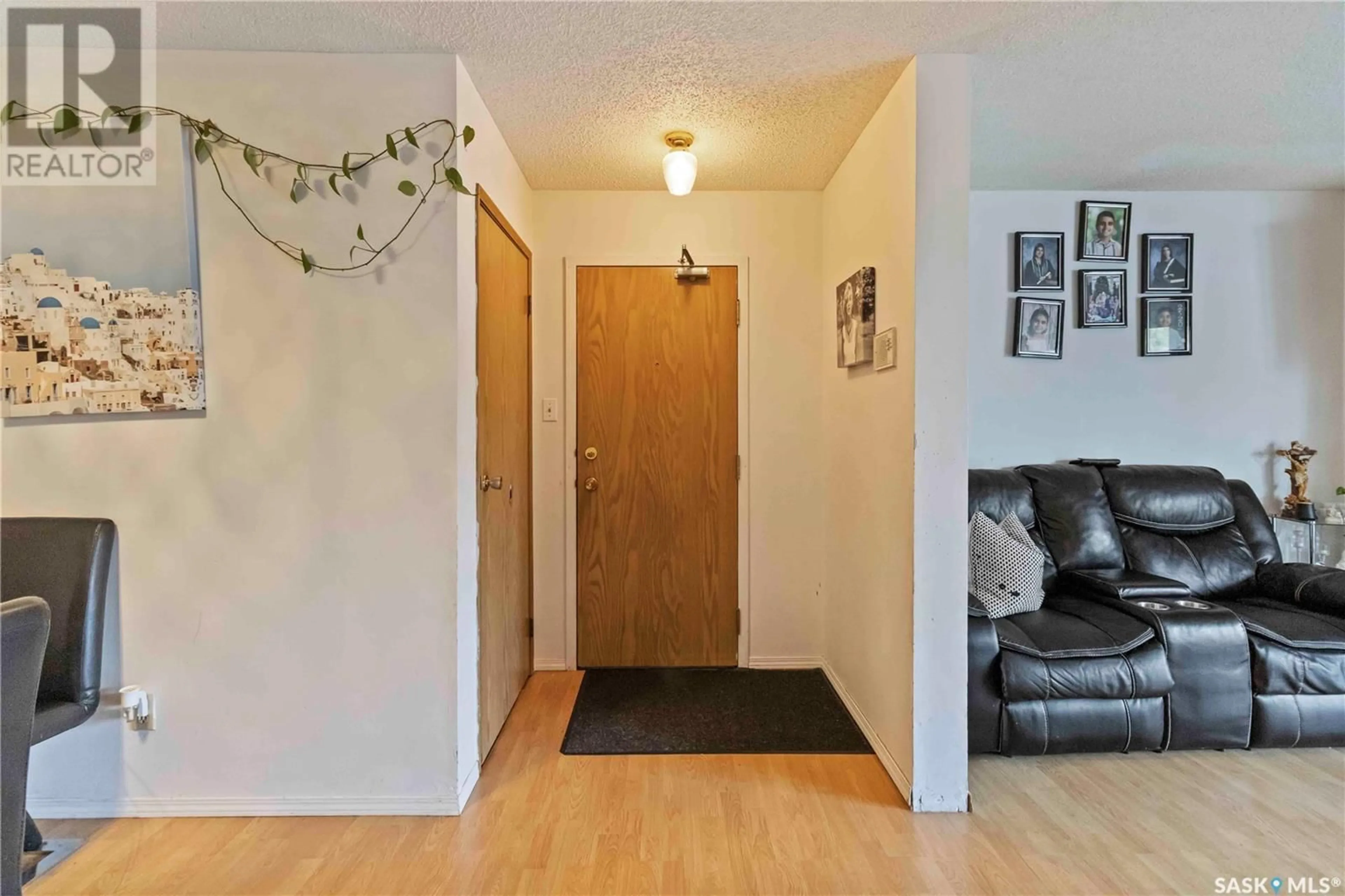 Indoor entryway for 101 335 KINGSMERE BOULEVARD, Saskatoon Saskatchewan S7J4J6