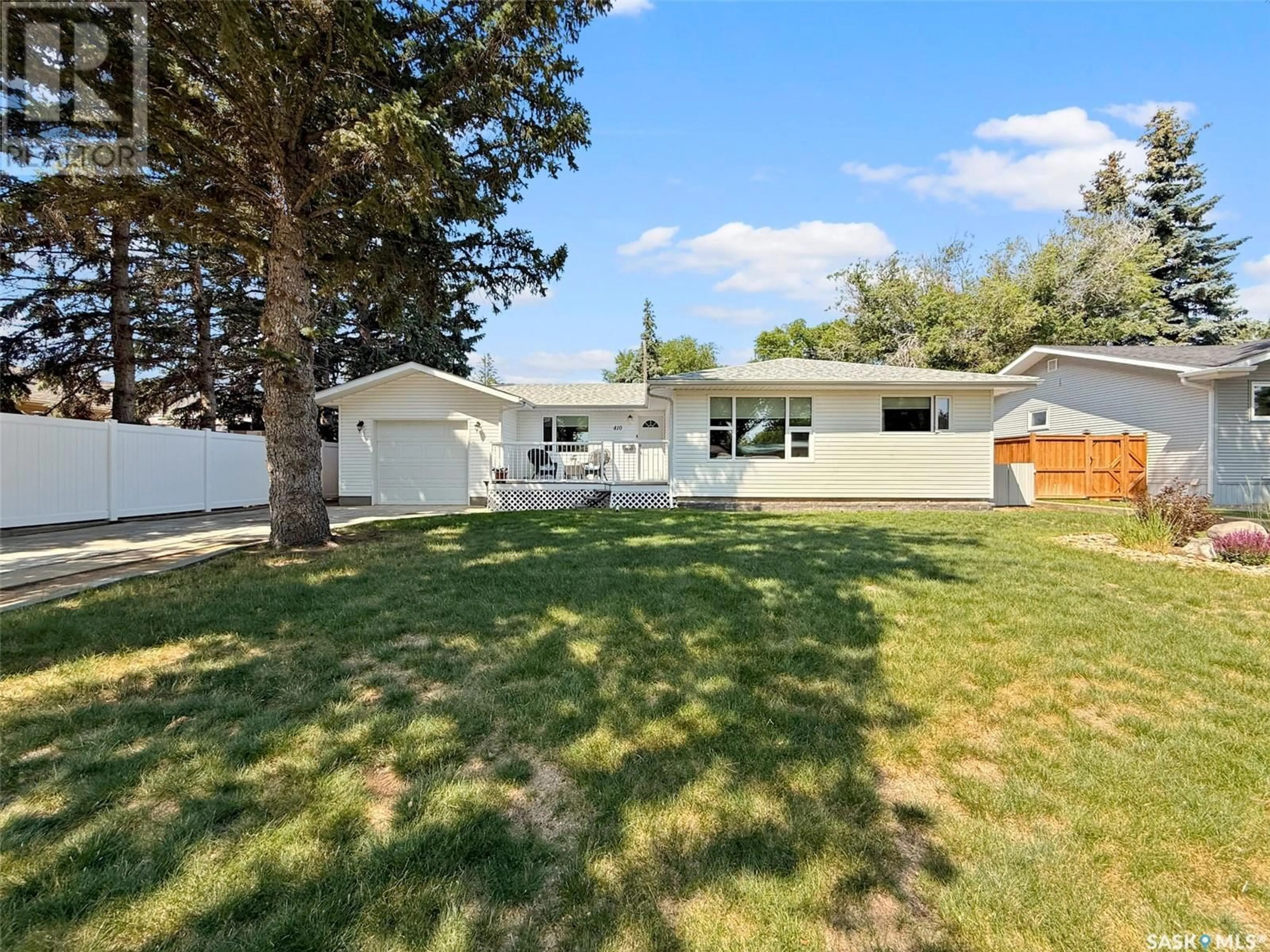 A pic from outside/outdoor area/front of a property/back of a property/a pic from drone, street for 410 MACDONALD DRIVE, Swift Current Saskatchewan S9H1L9