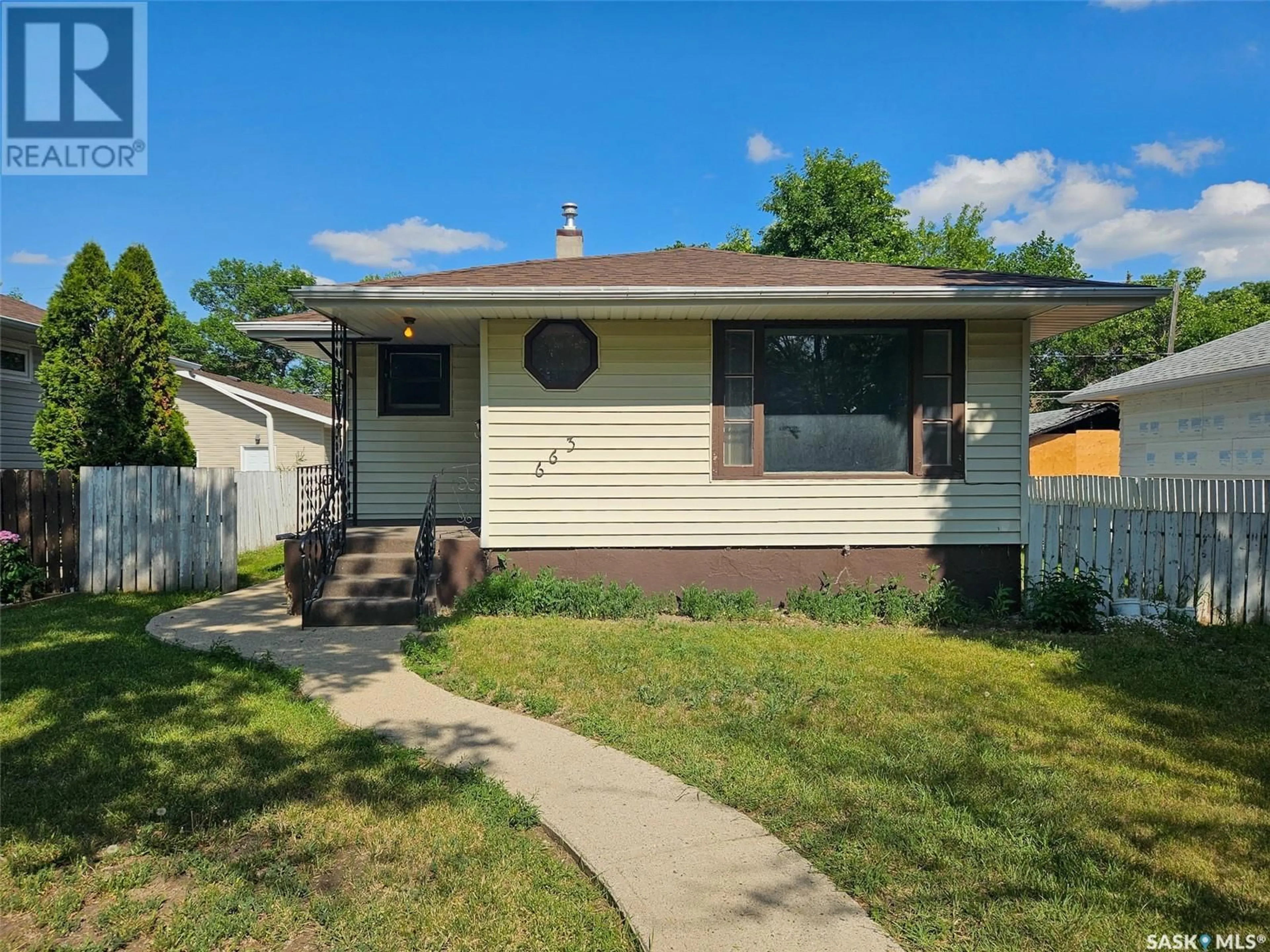 Home with vinyl exterior material, street for 663 4TH AVENUE, Swift Current Saskatchewan S9H3W4