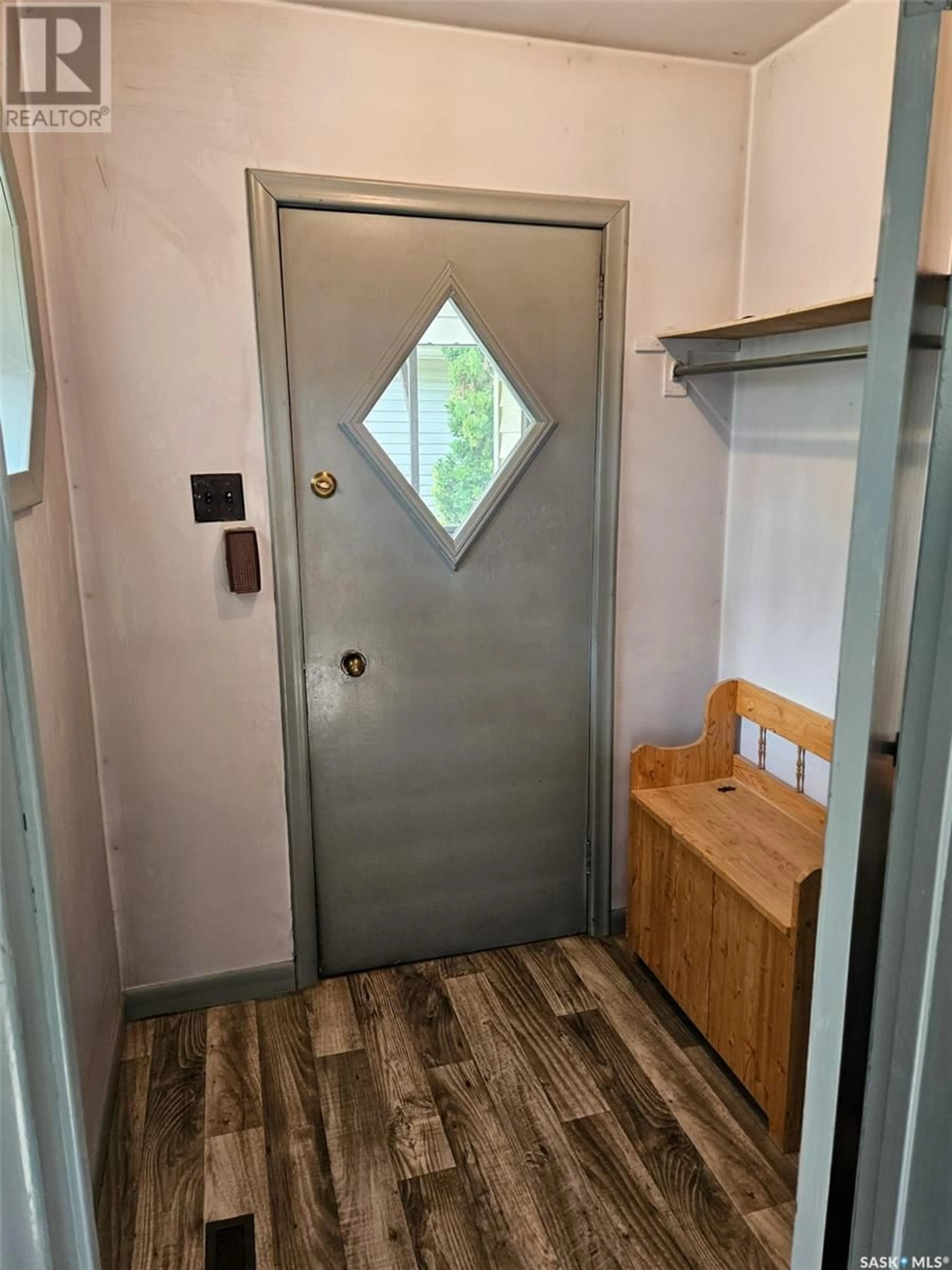Indoor entryway for 663 4TH AVENUE, Swift Current Saskatchewan S9H3W4