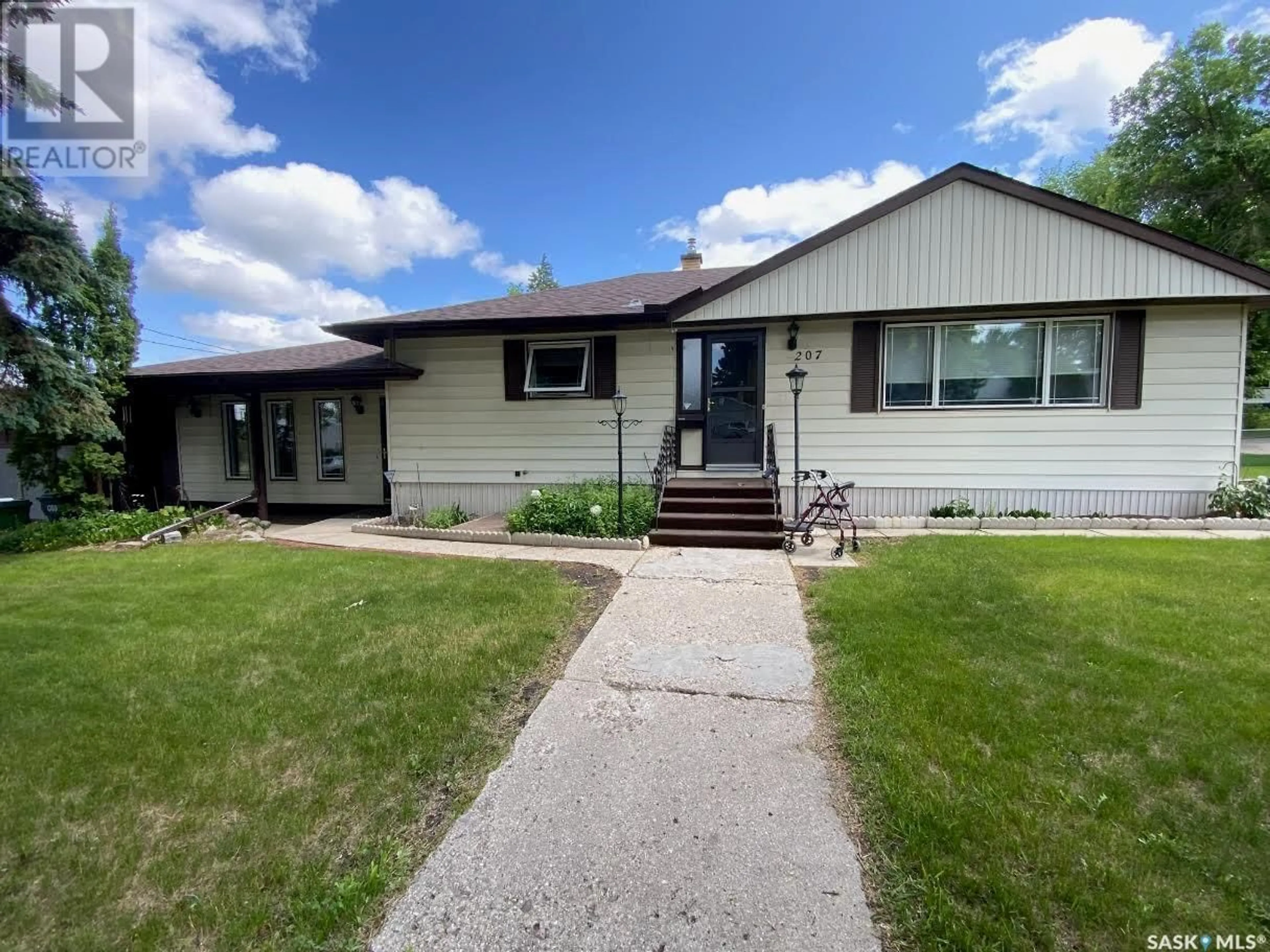 Home with vinyl exterior material, street for 207 FIFTH AVENUE, Yorkton Saskatchewan S3N0Z9