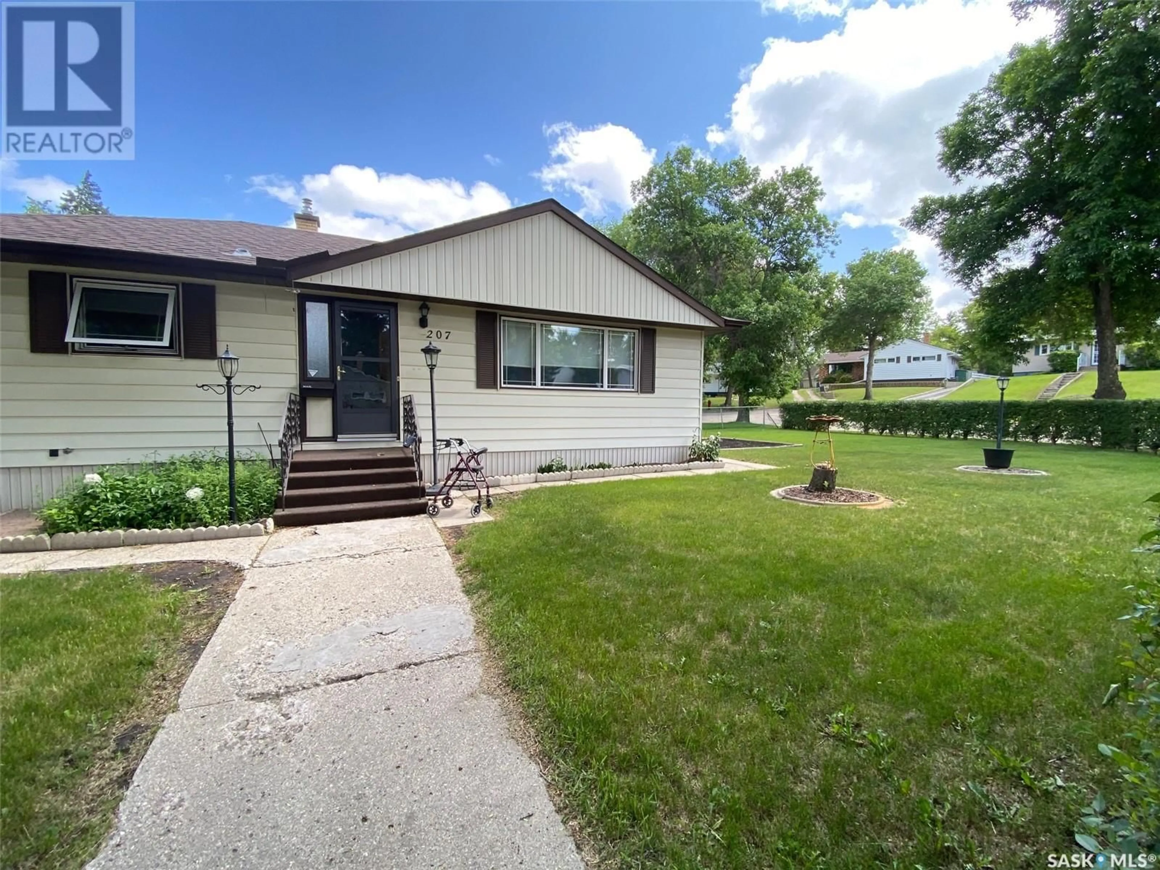 A pic from outside/outdoor area/front of a property/back of a property/a pic from drone, water/lake/river/ocean view for 207 FIFTH AVENUE, Yorkton Saskatchewan S3N0Z9