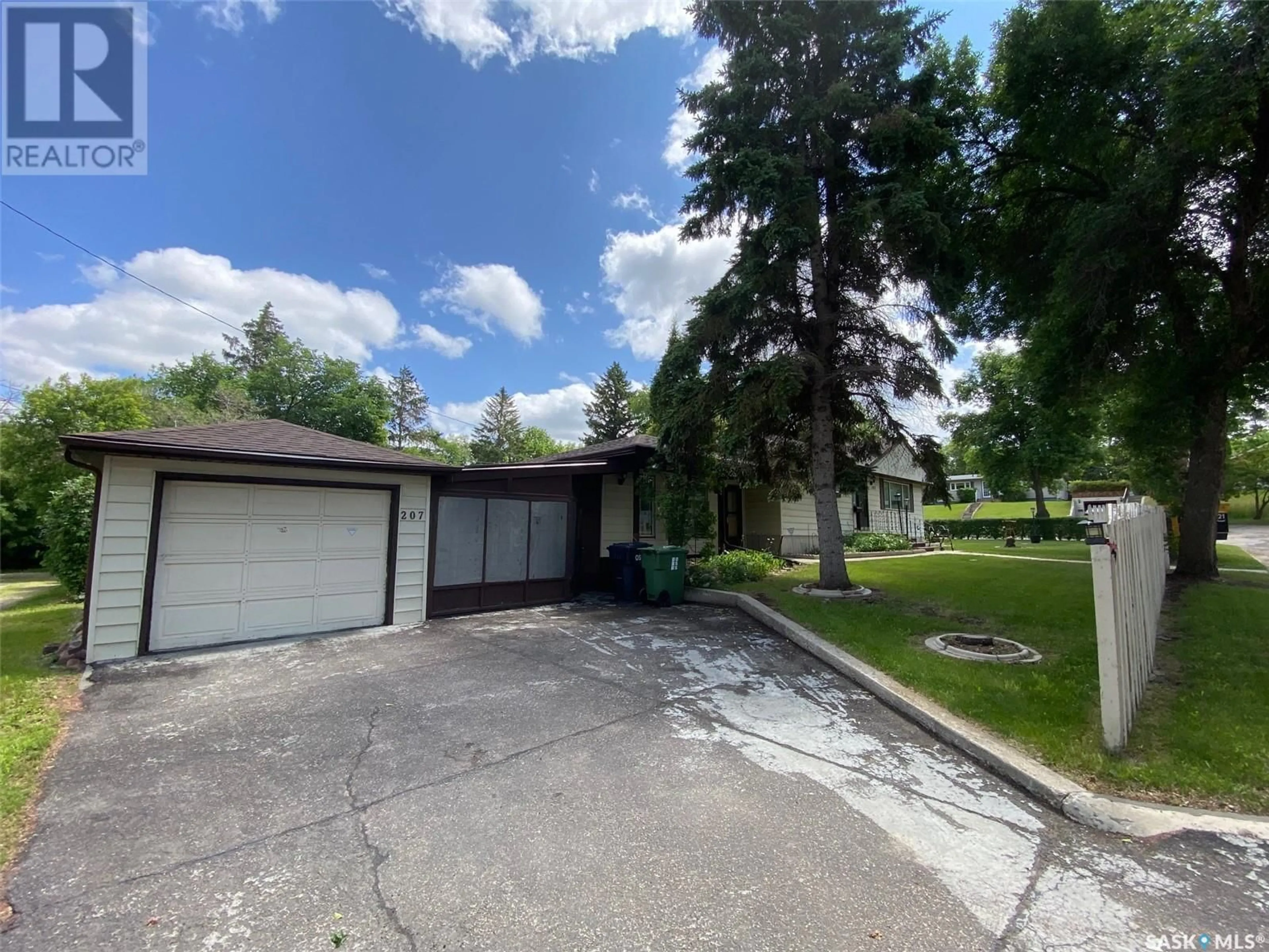 A pic from outside/outdoor area/front of a property/back of a property/a pic from drone, street for 207 FIFTH AVENUE, Yorkton Saskatchewan S3N0Z9
