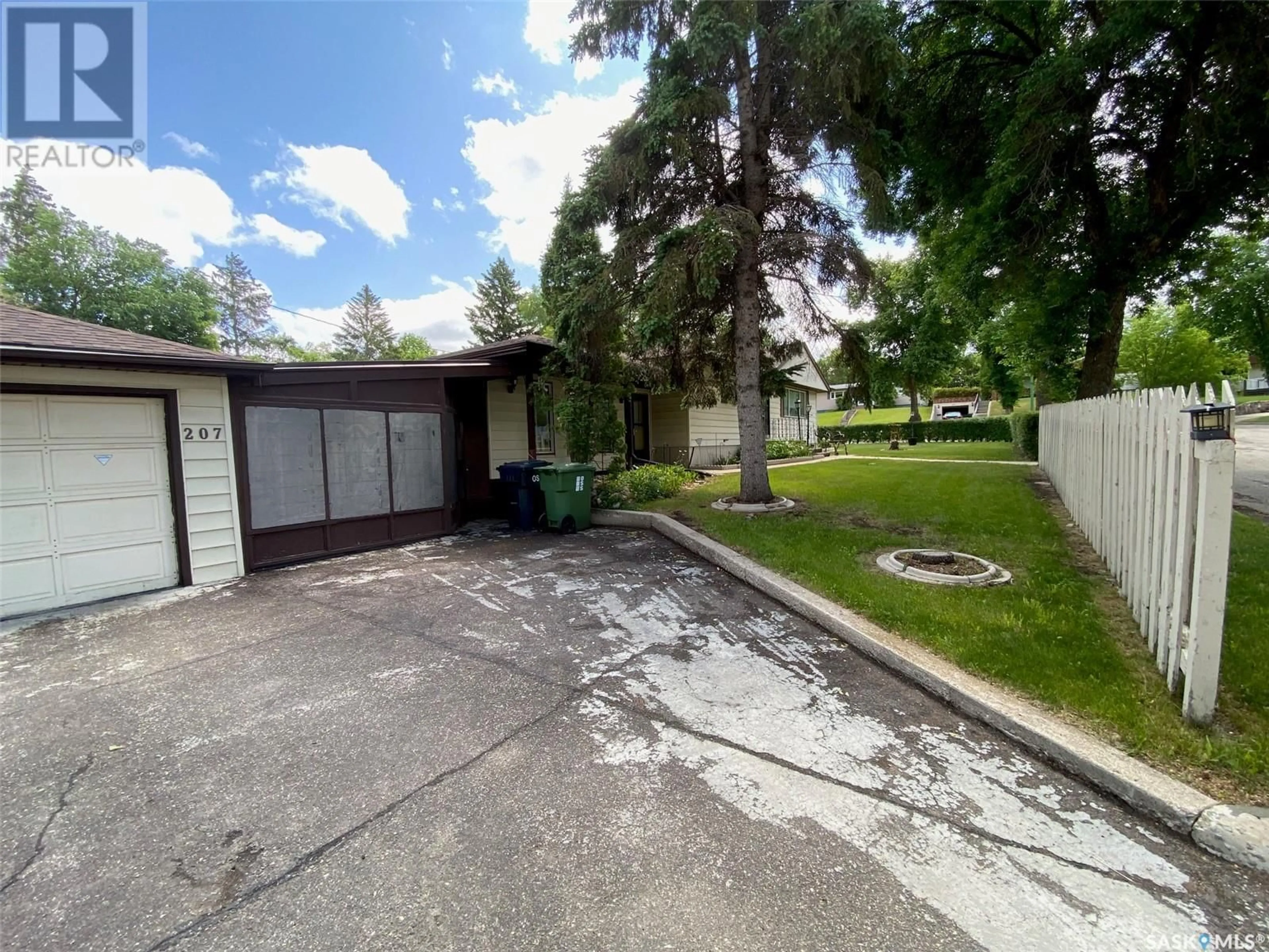 A pic from outside/outdoor area/front of a property/back of a property/a pic from drone, street for 207 FIFTH AVENUE, Yorkton Saskatchewan S3N0Z9